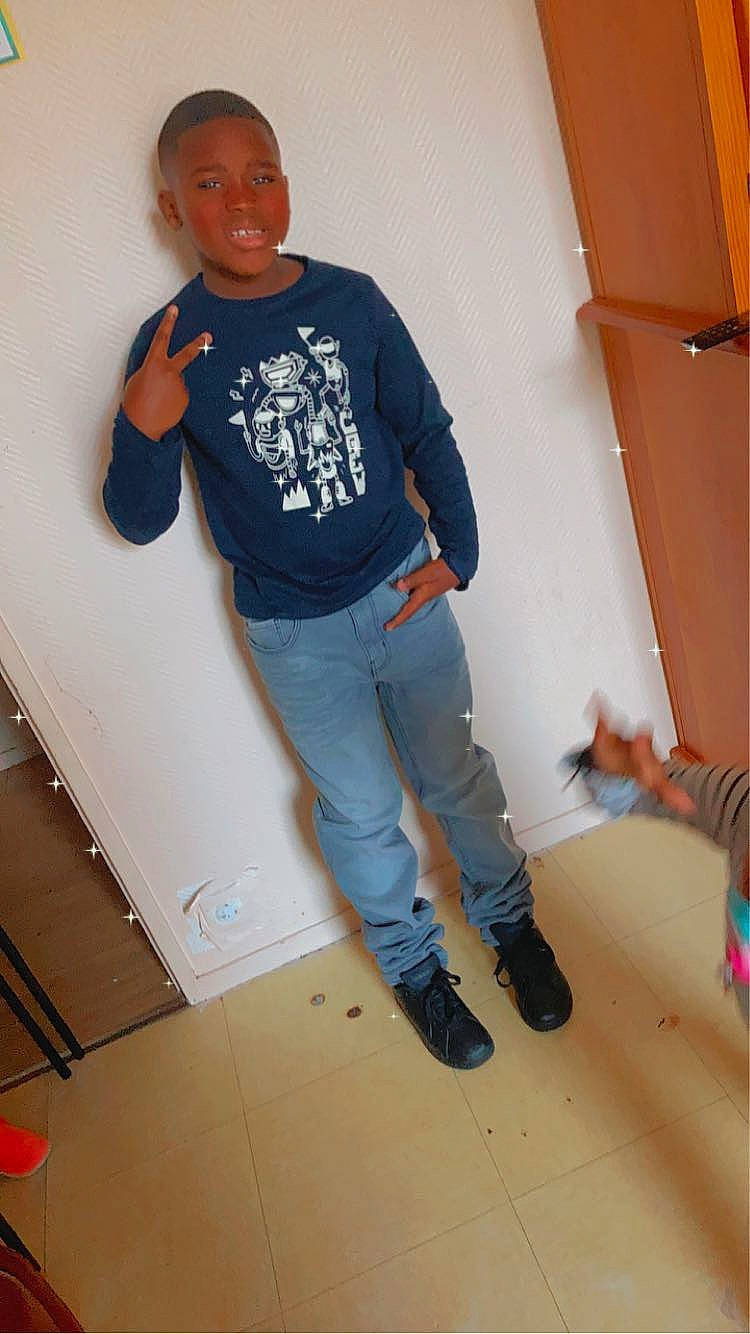 Klaïvyn participe au concours pour gagner de l'argent avec cette photo : denim, elbow, electric_blue, floor, flooring, fun, hardwood, hip, human_leg, jeans, joint, knee, leg, person, shoulder, sleeve, t_shirt, thigh, trunk, waist