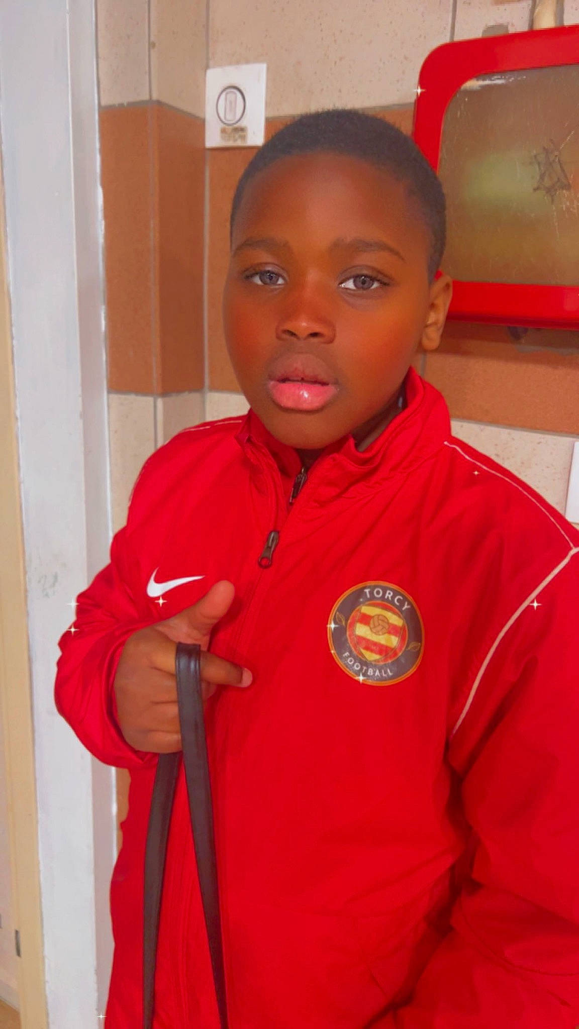 Klaïvyn a rejoint le concours — aidez-le/la à gagner de superbes lots ! buzz_cut, caesar_cut, child, collar, crew_cut, event, gesture, microphone, outerwear, person, school_uniform, sleeve, smile, t_shirt, uniform