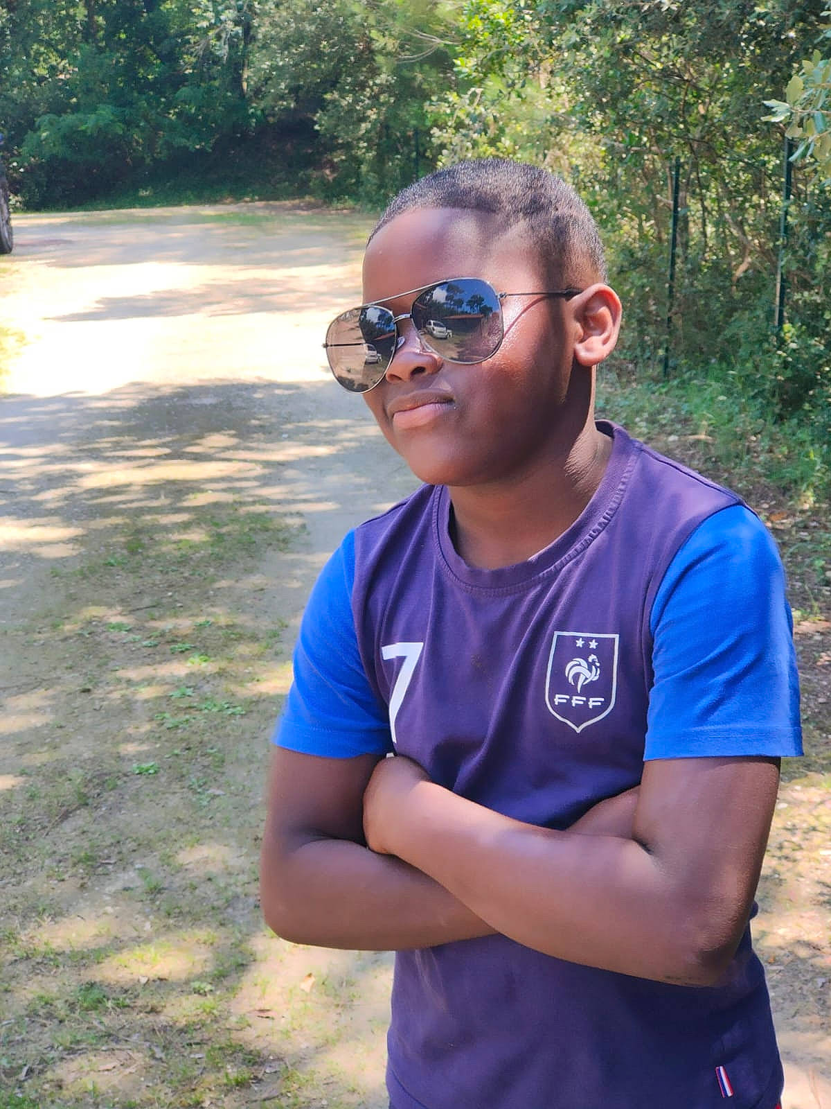 Klaïvyn a rejoint le concours — aidez-le/la à gagner de superbes lots ! active_shirt, beard, electric_blue, eyewear, facial_hair, forehead, fun, goggles, grass, happy, leisure, person, plant, recreation, sleeve, smile, soil, sunglasses, t_shirt, tree