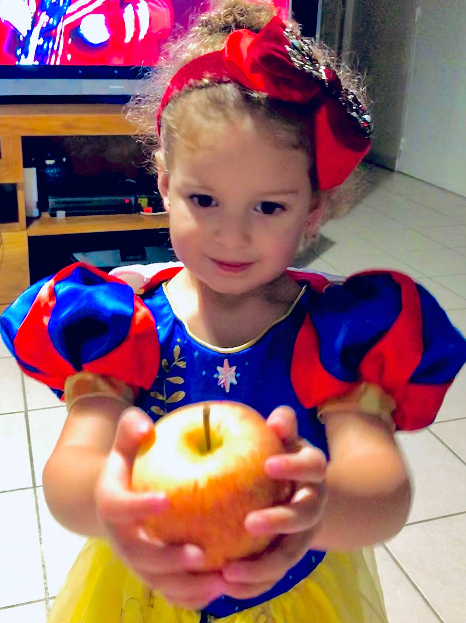 Emma participe au concours pour gagner de l'argent avec cette photo : child, costume, person, smile, toddler