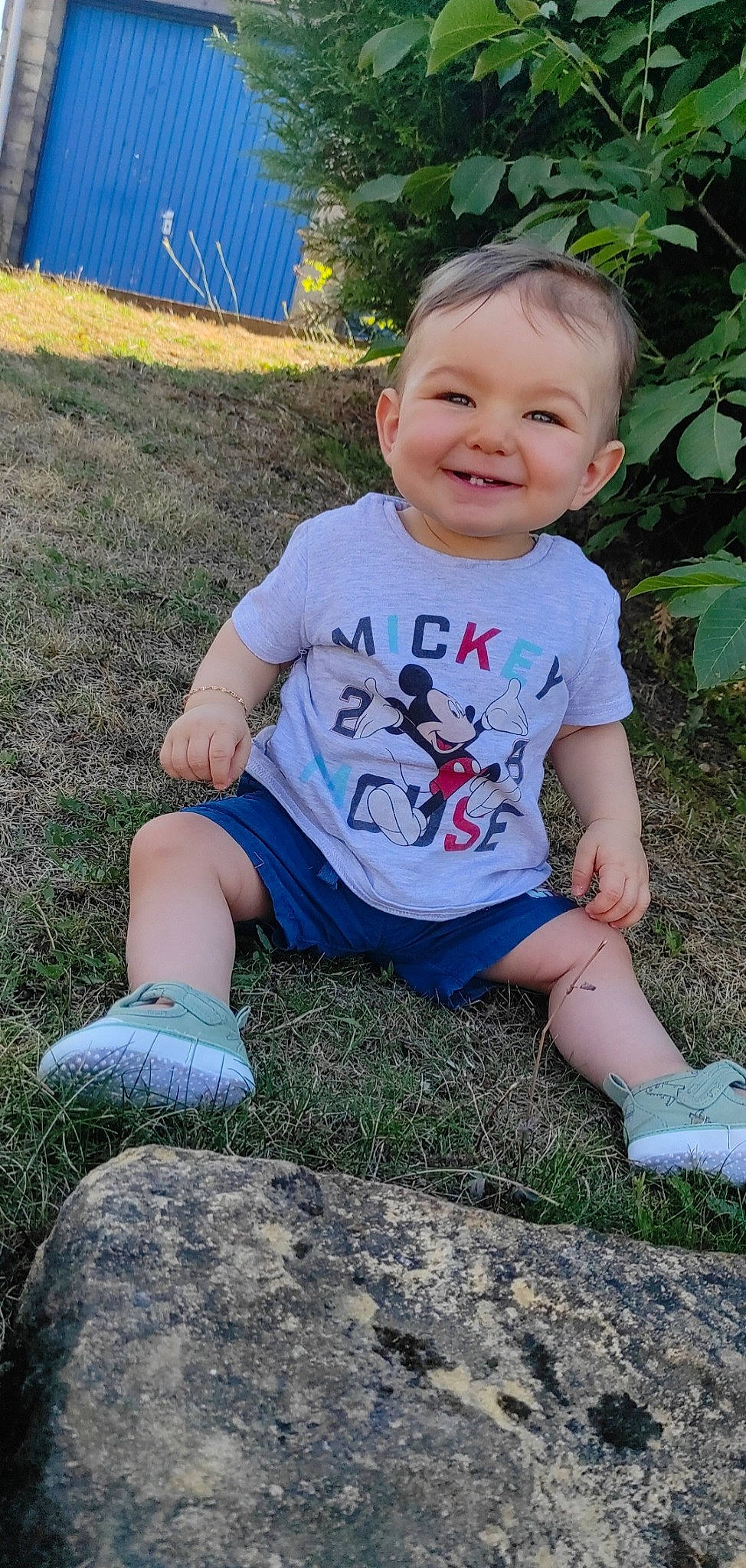 Kalvin participe au concours pour gagner de l'argent avec cette photo : baby_toddler_clothing, blue, cool, eye, face, finger, grass, green, hair, hand, happy, head, joy, leaf, leg, people_in_nature, person, photograph, plant, skin