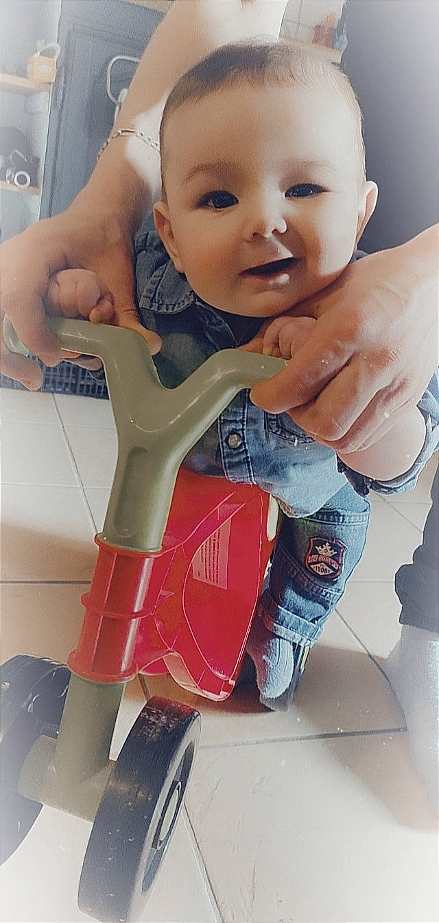 Kalvin participe au concours pour gagner de l'argent avec cette photo : arm, baby, baby_toddler_clothing, cheek, eyelash, finger, gesture, hand, happy, human_body, joint, leg, nail, organ, person, skin, smile, thumb, tire, toddler
