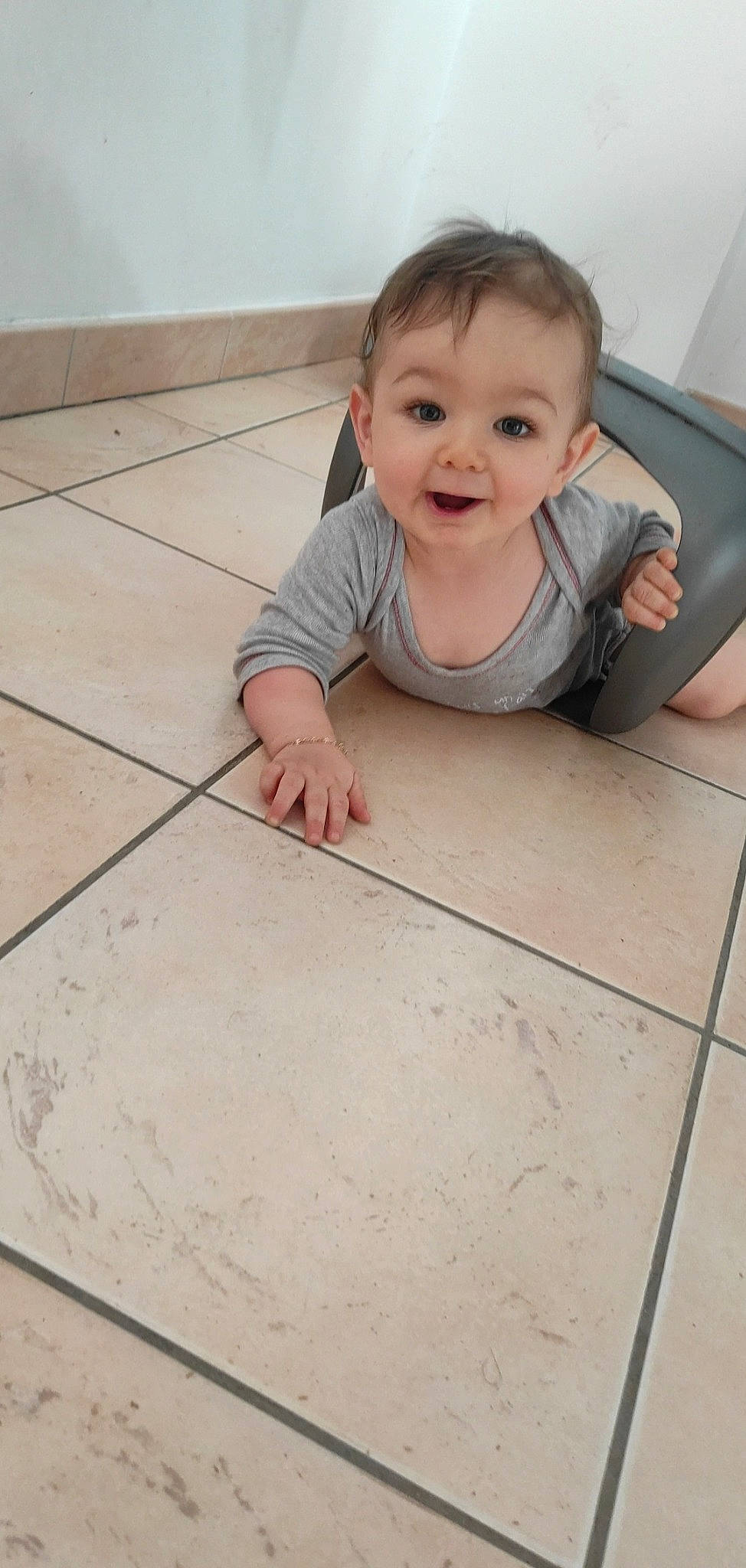 Kalvin a rejoint le concours — aidez-le/la à gagner de superbes lots ! baby, baby_toddler_clothing, cheek, child, concrete, floor, flooring, hair, happy, hardwood, joy, pattern, person, road_surface, sitting, skin, sleeve, smile, t_shirt, toddler