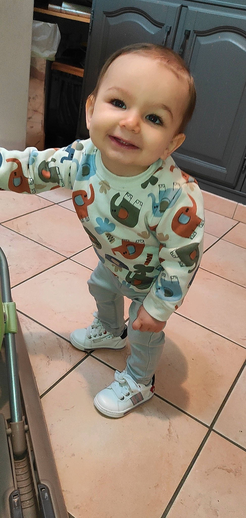 Kalvin a rejoint le concours — aidez-le/la à gagner de superbes lots ! baby, baby_toddler_clothing, cheek, child, cool, floor, flooring, happy, human_body, joint, joy, leg, nose, person, shoe, skin, sleeve, smile, sneakers, standing