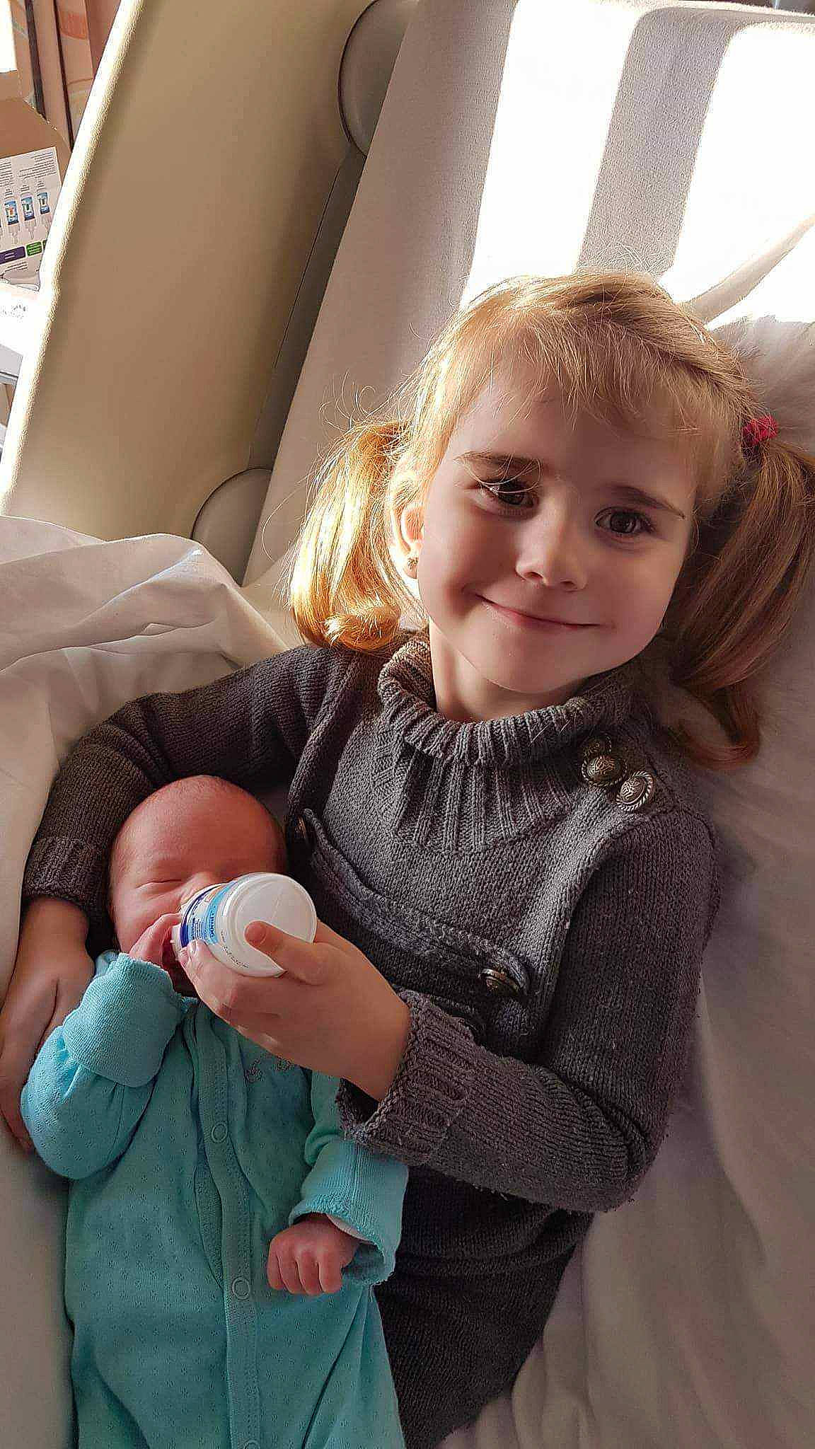 Océane a rejoint le concours — aidez-le/la à gagner de superbes lots ! arm, cheek, comfort, eye, face, finger, gesture, happy, head, human_body, iris, joint, joy, lip, organ, person, shoulder, skin, sleeve, smile