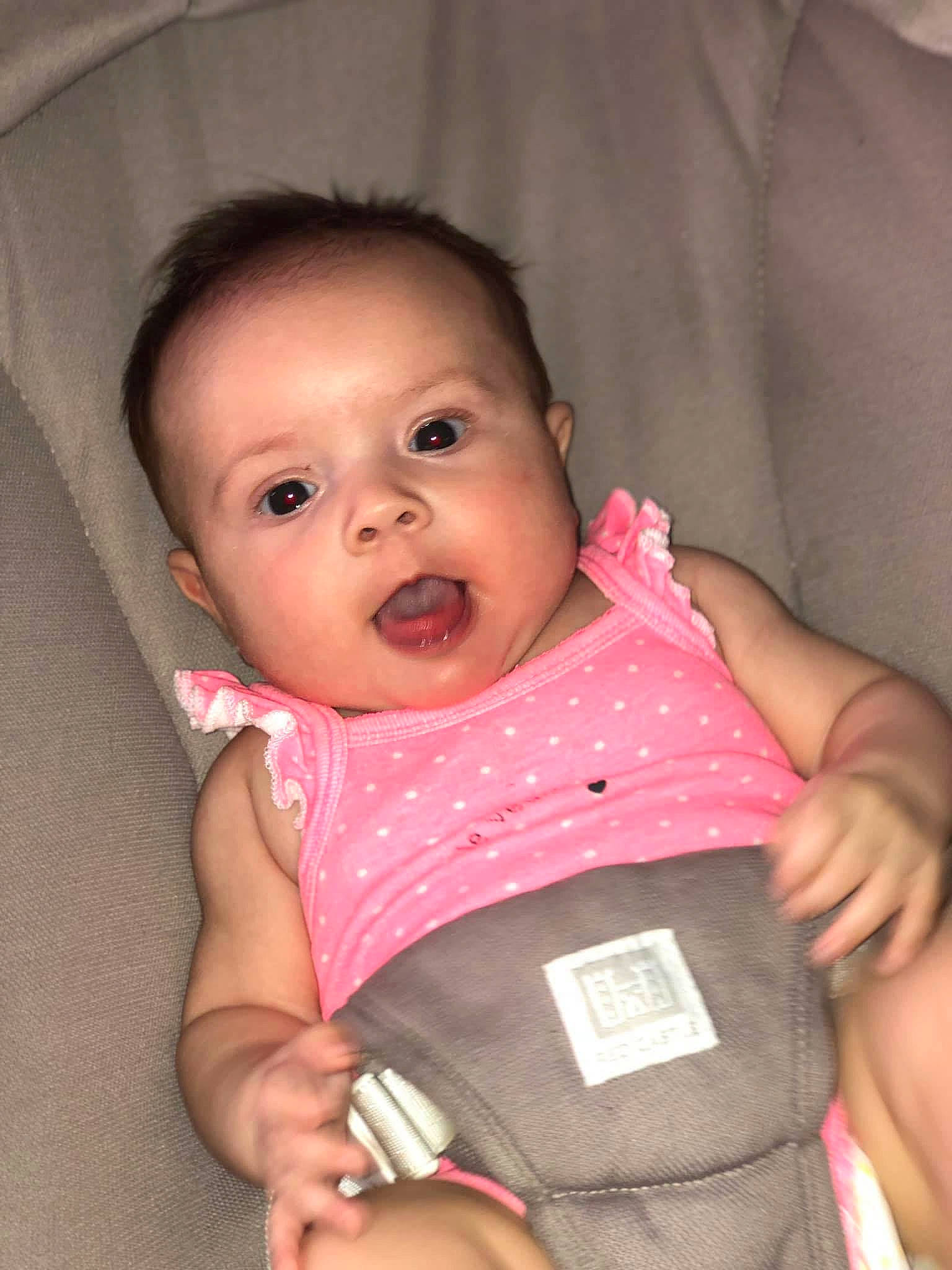 Tyanna a rejoint le concours — aidez-le/la à gagner de superbes lots ! baby, baby_toddler_clothing, cheek, collar, comfort, eye, face, finger, gesture, hand, human_body, iris, lip, mouth, neck, nose, person, pink, shoulder, skin