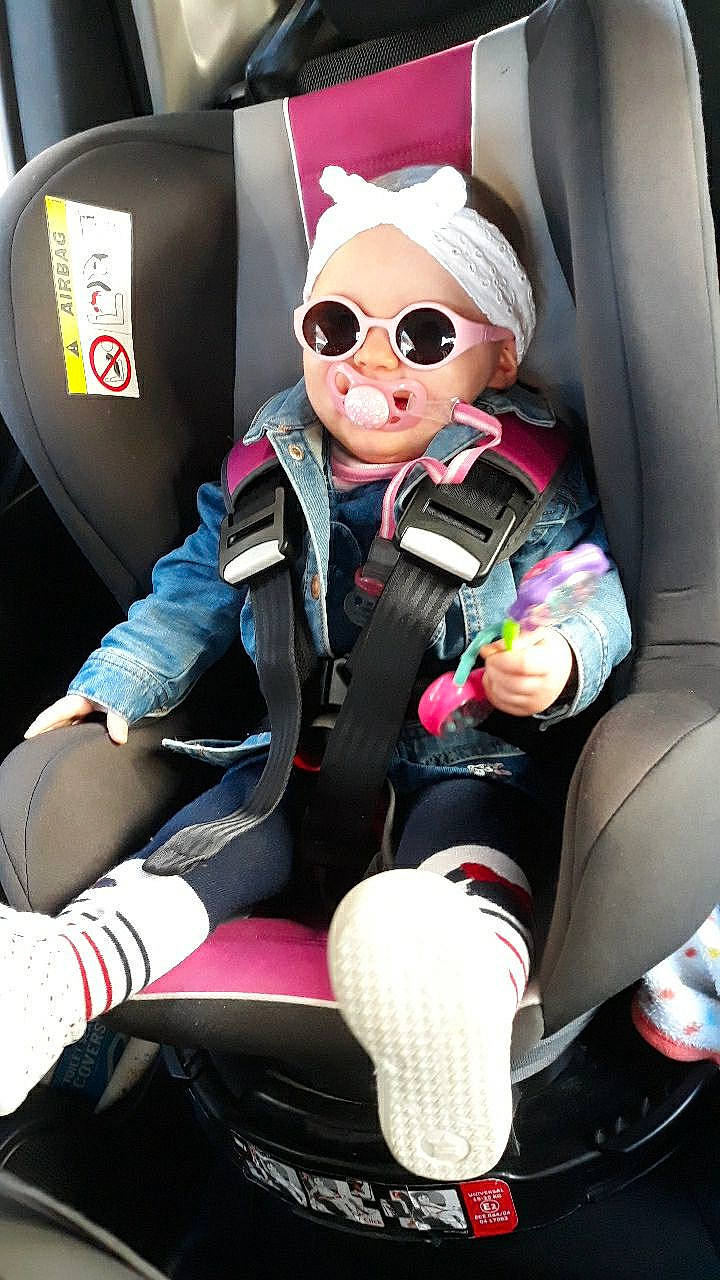 Lilie participe au concours pour gagner de l'argent avec cette photo : airline, auto_part, automotive_design, car_seat, car_seat_cover, comfort, eyewear, family_car, goggles, head_restraint, luxury_vehicle, motor_vehicle, person, personal_protective_equipment, seat_belt, shoe, sitting, steering_wheel, sunglasses, toddler