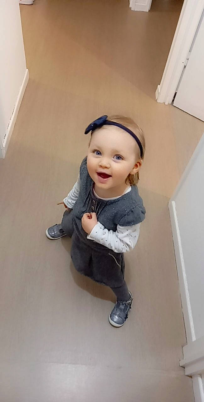 Lilie participe au concours pour gagner de l'argent avec cette photo : baby_toddler_clothing, cheek, child, denim, eyewear, fashion_accessory, flash_photography, floor, flooring, happy, headband, headpiece, jeans, joy, leg, person, shoe, sitting, sleeve, smile