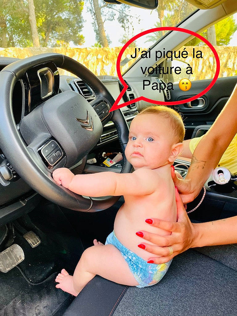 Lily participe au concours pour gagner de l'argent avec cette photo : auto_part, automotive_design, automotive_exterior, automotive_wheel_system, baby, car, car_seat, human_leg, motor_vehicle, person, personal_luxury_car, speedometer, steering_part, steering_wheel, technology, thigh, thumb, toddler, vehicle, vehicle_door