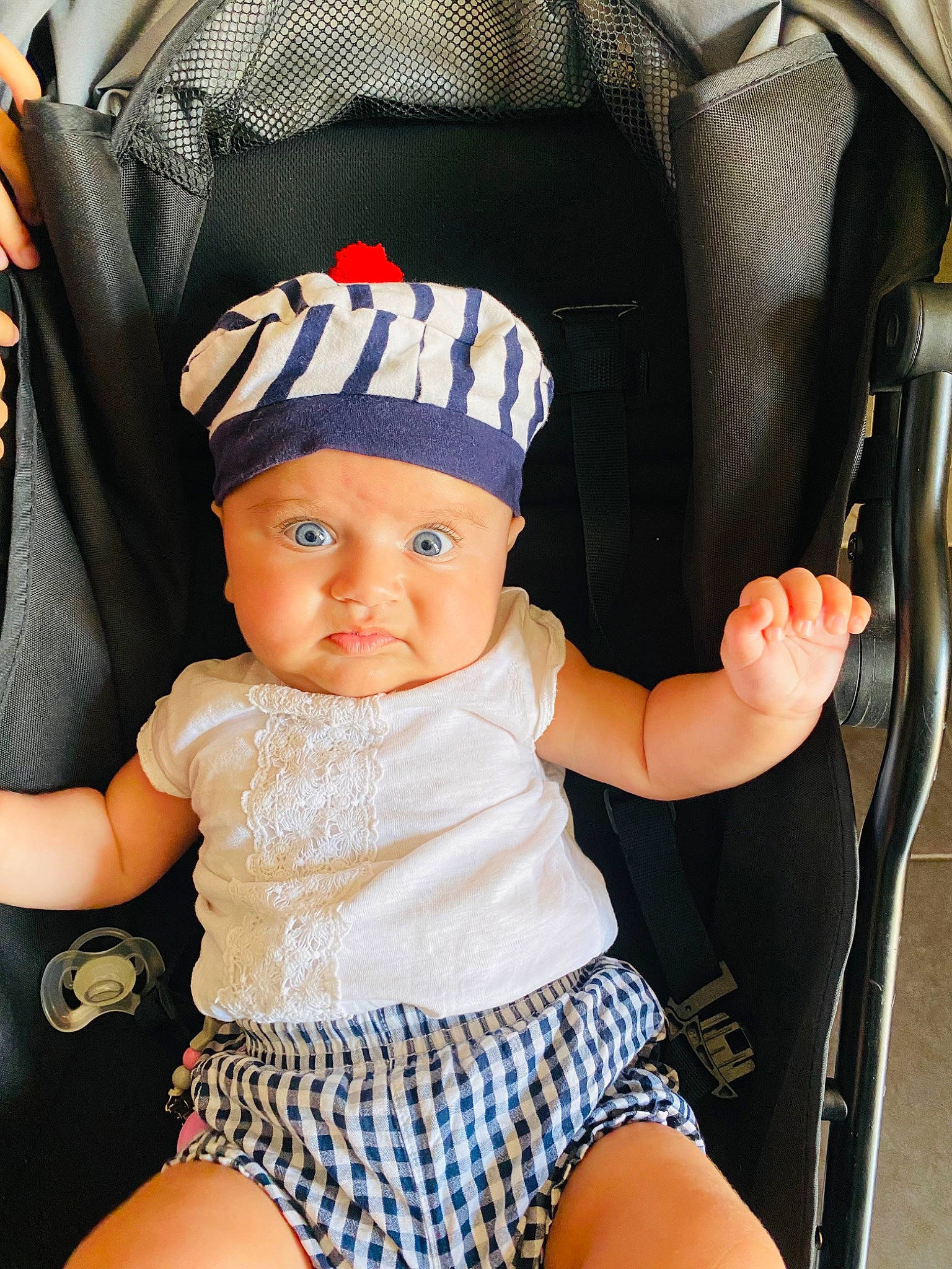 Lily a rejoint le concours — aidez-le/la à gagner de superbes lots ! baby, baby_carriage, baby_products, baby_toddler_clothing, cap, car_seat, chair, child, comfort, eye, finger, headgear, headwear, human_leg, knee, lap, person, product, thigh, toddler