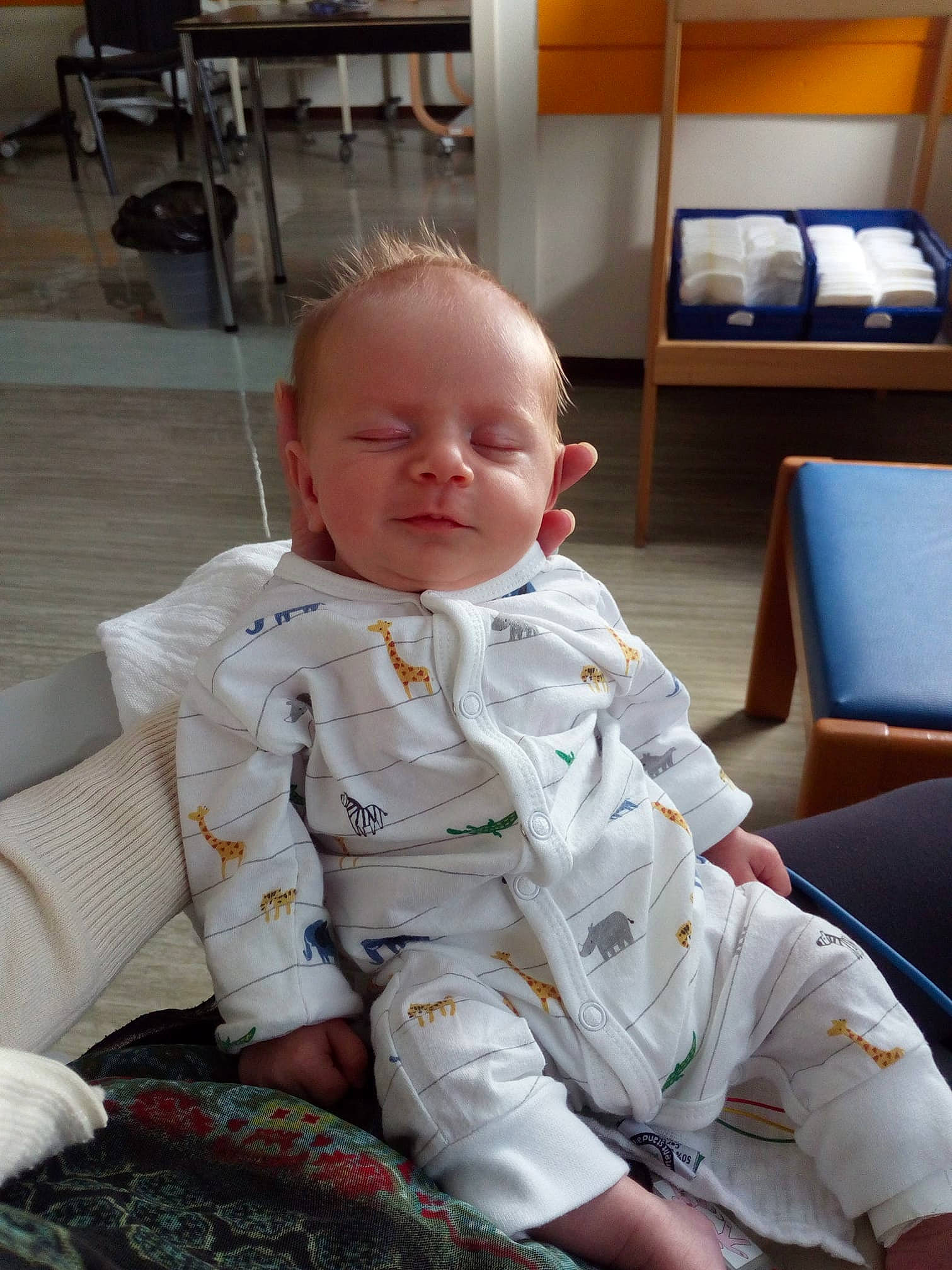 Ylan participe au concours pour gagner de l'argent avec cette photo : baby, baby_toddler_clothing, carmine, chair, cheek, comfort, eye, face, floor, flooring, fun, hairstyle, head, person, room, sitting, skin, sleeve, smile, toddler