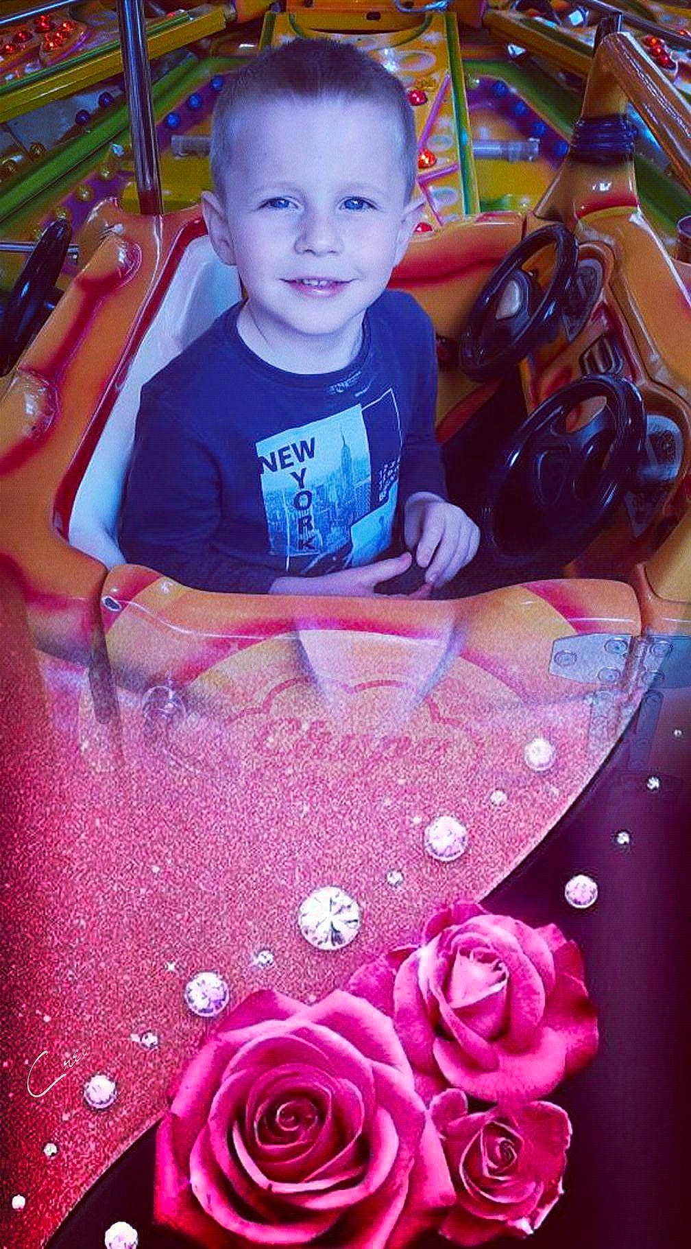 Melvin a rejoint le concours — aidez-le/la à gagner de superbes lots ! baby, child, cool, facial_expression, flower, fun, happy, joy, magenta, person, pink, plant, play, smile, t_shirt, toddler