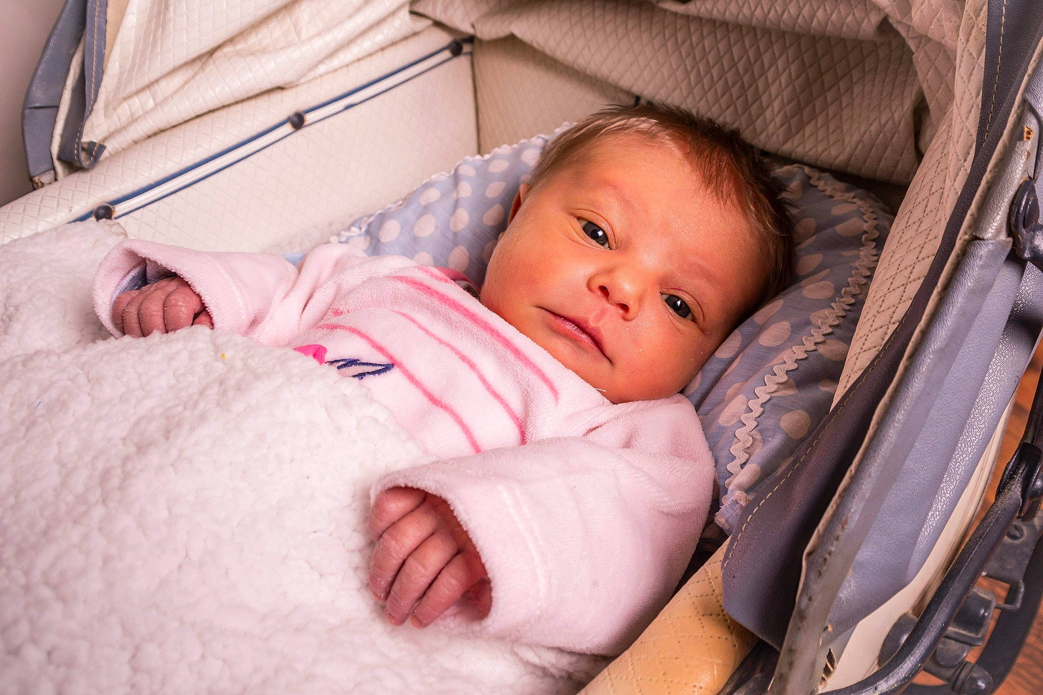 Anna participe au concours pour gagner de l'argent avec cette photo : baby, baby_carriage, baby_products, baby_safety, baby_sleeping, bedtime, birth, cheek, child, comfort, eye, infant_bed, nose, person, product, skin, sleep, toddler