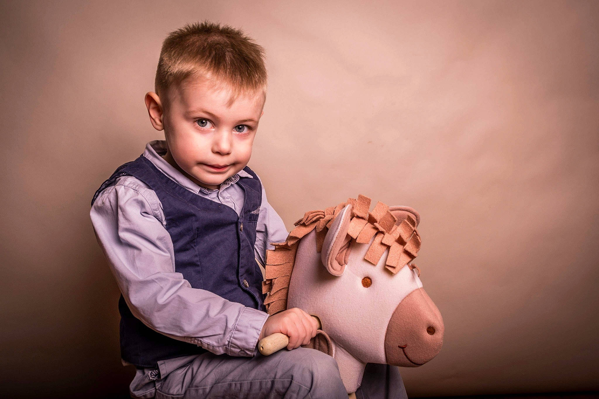 Hugo participe au concours pour gagner de l'argent avec cette photo : baby, cheek, child, ear, family, flash_photography, happy, human, male, person, photography, portrait_photography, sitting, smile, stock_photography, toddler