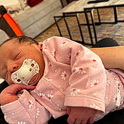 Roma a rejoint le concours — aidez-le/la à gagner de superbes lots ! baby, newborn, infant, sleeping, pacifier, pink_clothing, onesie, hand, arm, sofa, living_room, blanket, carpet, coffee_table, playpen, portrait, cute, nap, soft_fabric, closeup