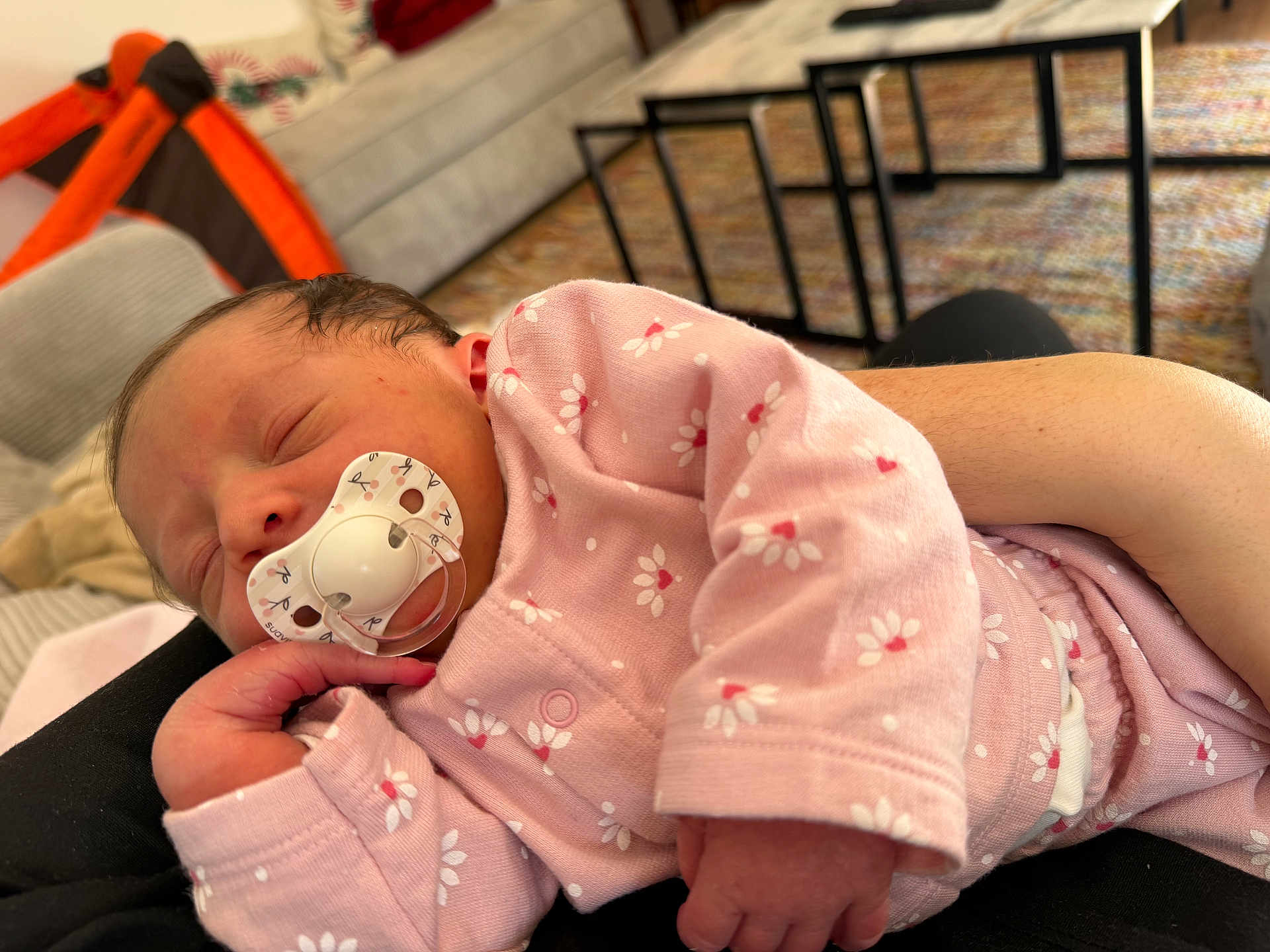 Roma a rejoint le concours — aidez-le/la à gagner de superbes lots ! baby, newborn, infant, sleeping, pacifier, pink_clothing, onesie, hand, arm, sofa, living_room, blanket, carpet, coffee_table, playpen, portrait, cute, nap, soft_fabric, closeup