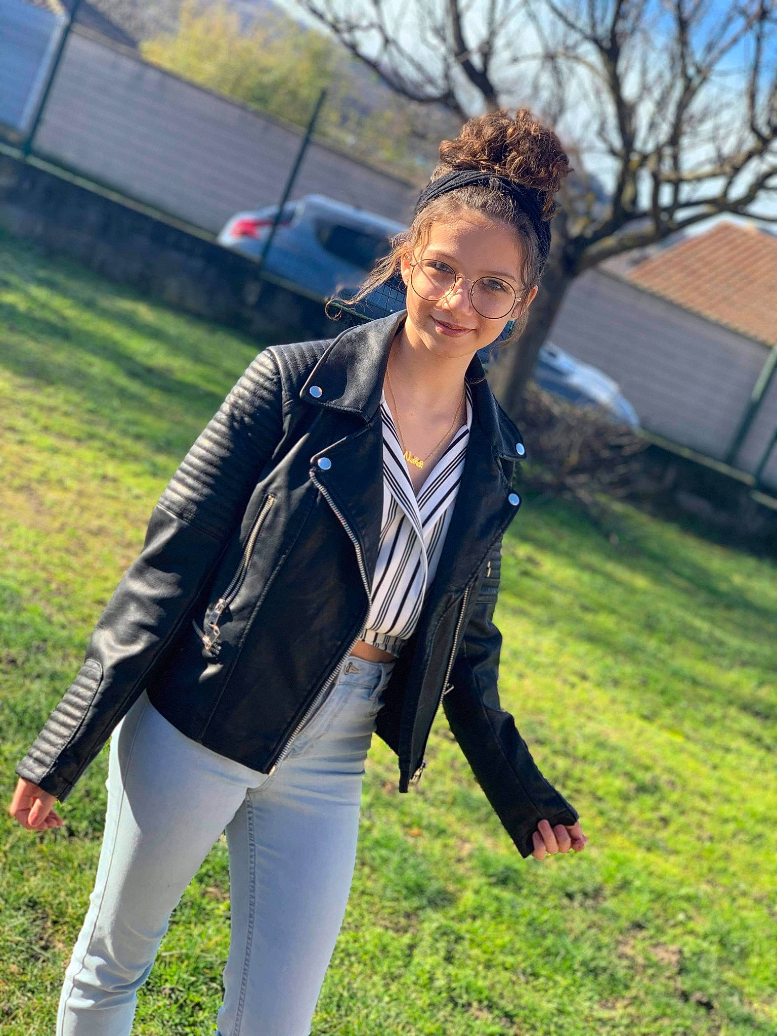 Nastasia participe au concours pour gagner de l'argent avec cette photo : black_hair, blazer, cool, denim, eyewear, formal_wear, grass, grassland, hairstyle, joy, leather_jacket, leisure, person, plant, shoulder, sleeve, sportswear, street_fashion, sunglasses, sunlight