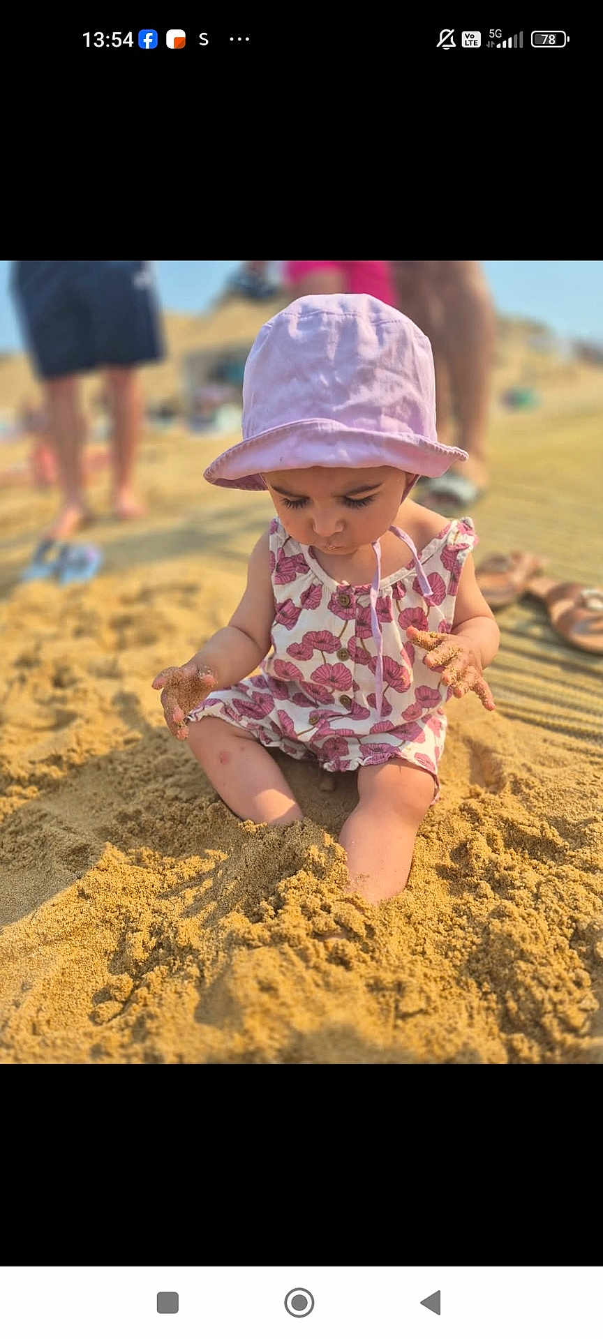 Cel a rejoint le concours — aidez-le/la à gagner de superbes lots ! beach, blurred_background, child, exploration, footwear, fun, hands, legs, nature, outdoor, people, pink, play, romper, sand, summer, sunhat, sunlight, toddler, vacation