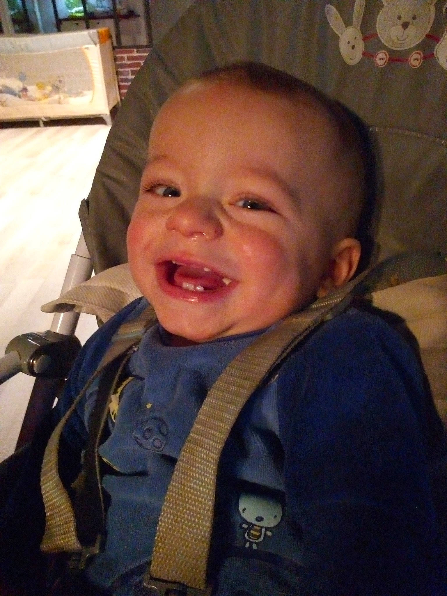 Angelo participe au concours pour gagner de l'argent avec cette photo : baby, baby_toddler_clothing, cheek, chin, collar, comfort, ear, eye, eyebrow, facial_expression, happy, iris, mouth, nose, outerwear, person, skin, sleeve, smile, textile