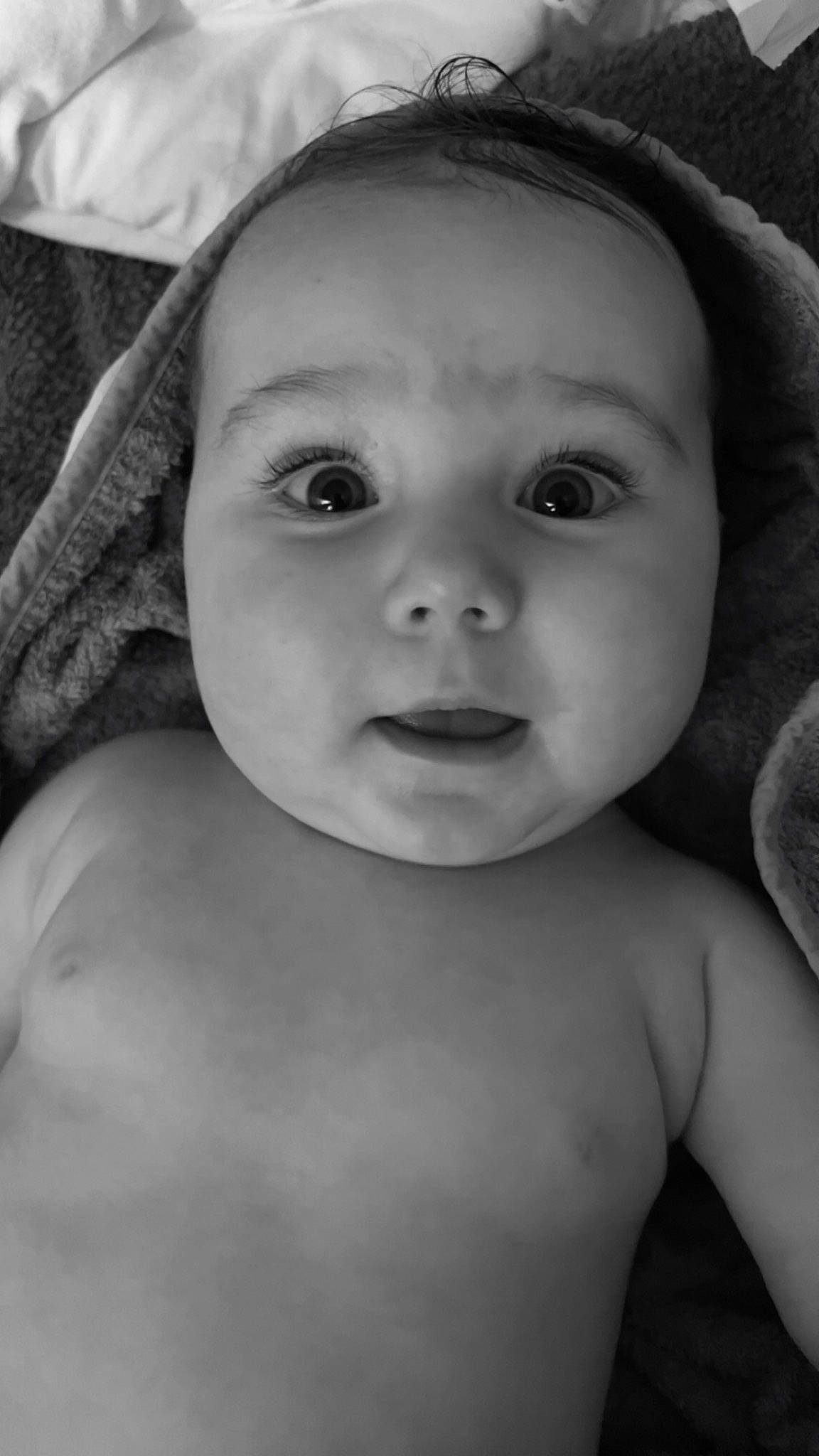 Alma a rejoint le concours — aidez-le/la à gagner de superbes lots ! baby, black_and_white, cheek, chin, eye, eyebrow, eyelash, flash_photography, forehead, happy, human_body, iris, lip, mammal, mouth, nose, person, skin, style, vertebrate