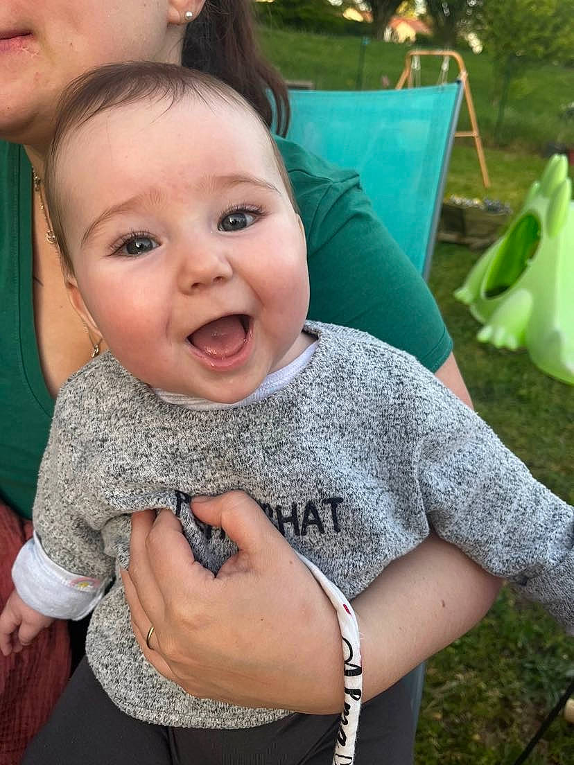 Alma a rejoint le concours — aidez-le/la à gagner de superbes lots ! baby, finger, fun, gesture, grass, green, hairstyle, happy, leisure, lip, people_in_nature, person, plant, shoulder, sitting, skin, sleeve, smile, tent, thumb