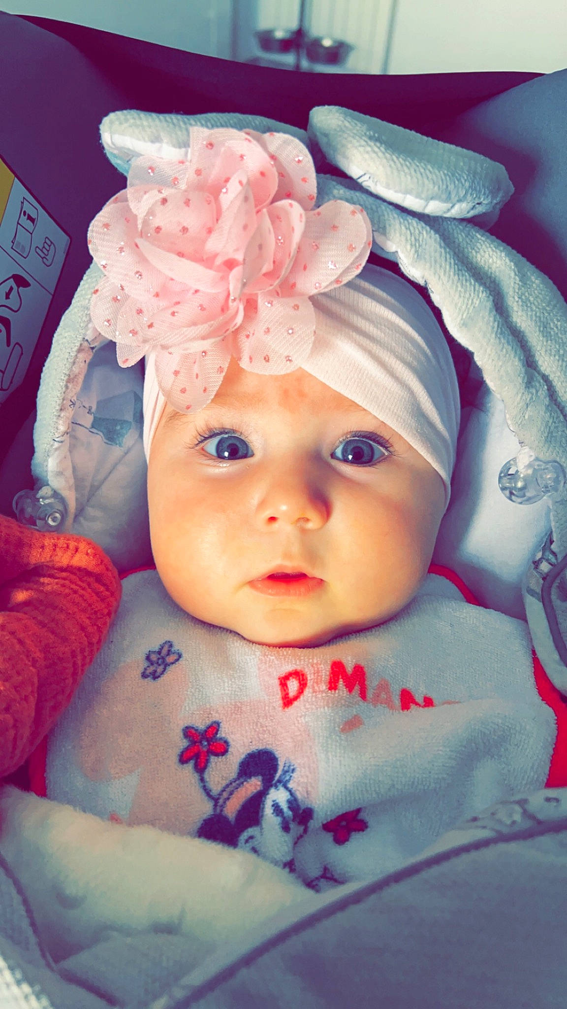 Alma a rejoint le concours — aidez-le/la à gagner de superbes lots ! baby, baby_toddler_clothing, cap, cheek, child, eye, eyebrow, eyelash, happy, headband, headgear, headpiece, headwear, human_body, iris, lip, magenta, nose, person, pink