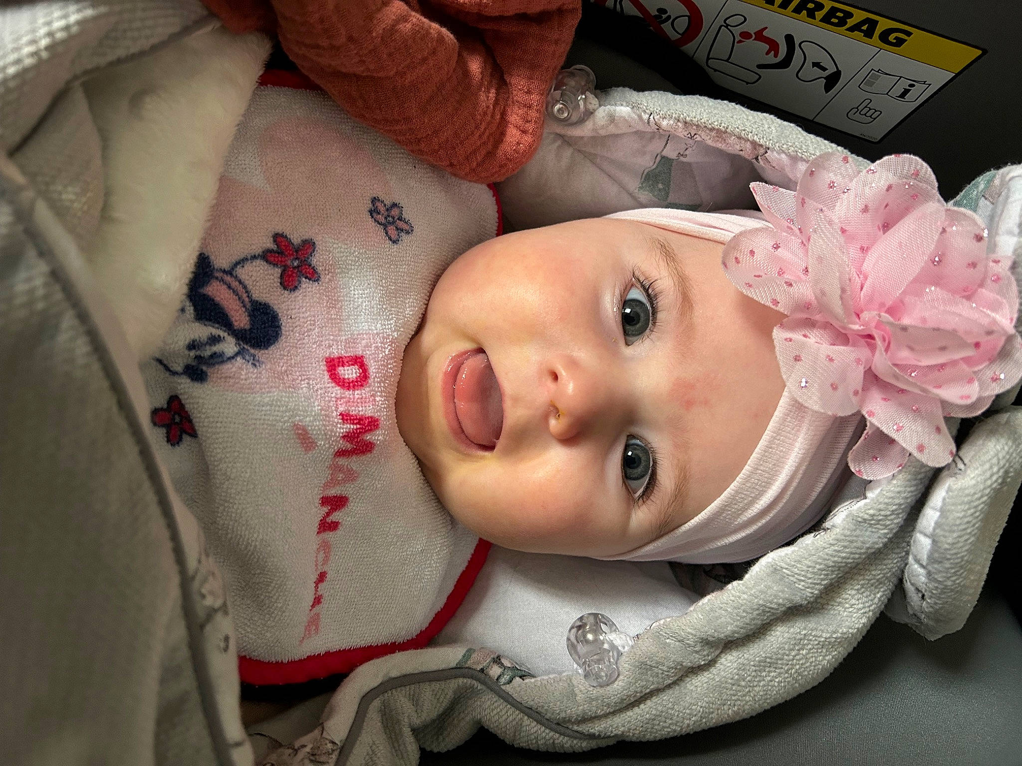 Alma participe au concours pour gagner de l'argent avec cette photo : baby, baby_toddler_clothing, cheek, child, chin, close_up, eye, eyelash, face, happy, head, headgear, headpiece, headwear, linens, lip, nose, person, pink, skin