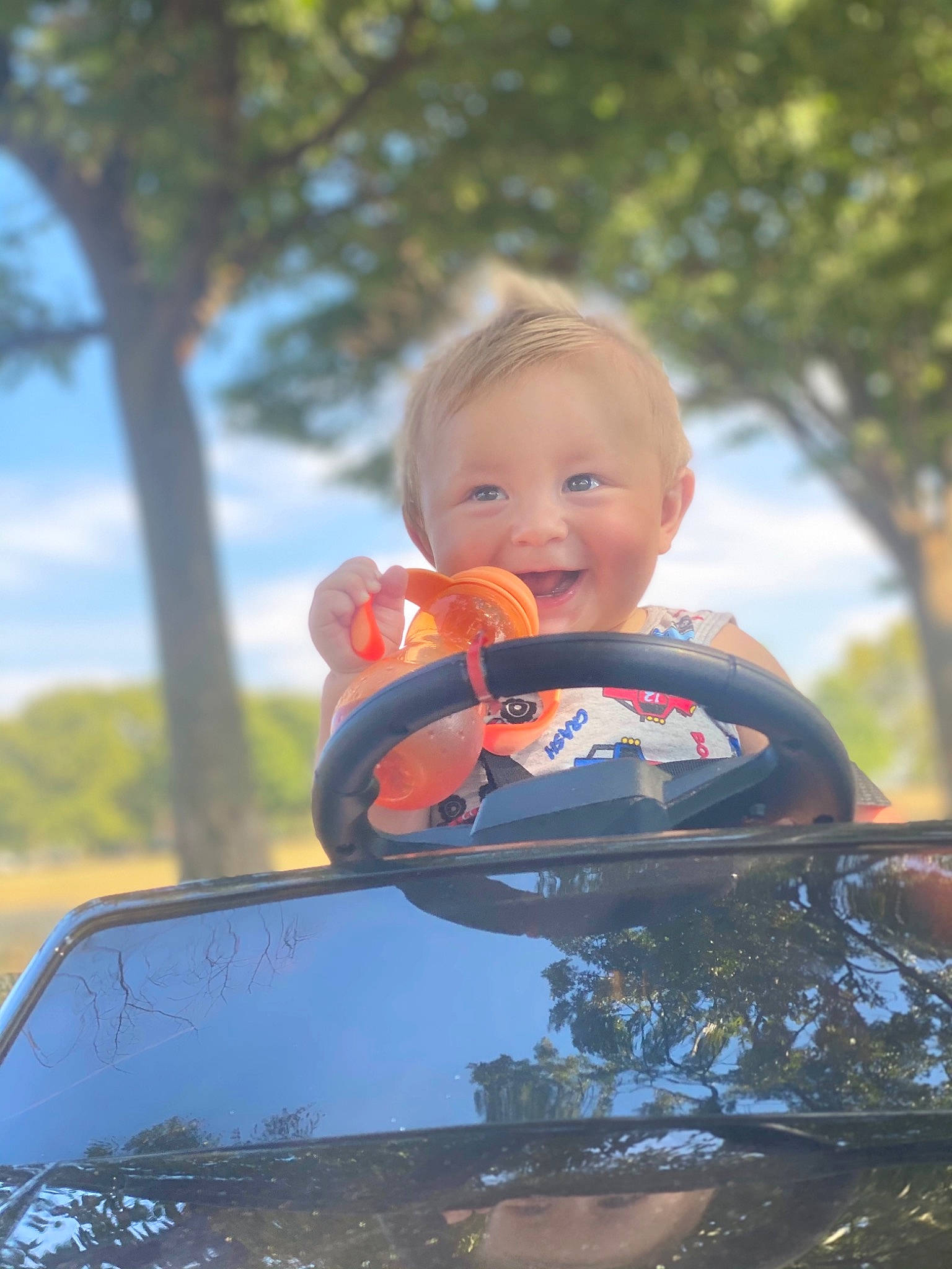 Maison is registered to the contest to win money with this photo: automotive_lighting, dress, eye, face, hair, hand, happy, head, hood, human_body, leaf, lip, motor_vehicle, people_in_nature, person, plant, sky, smile, sunlight, tree