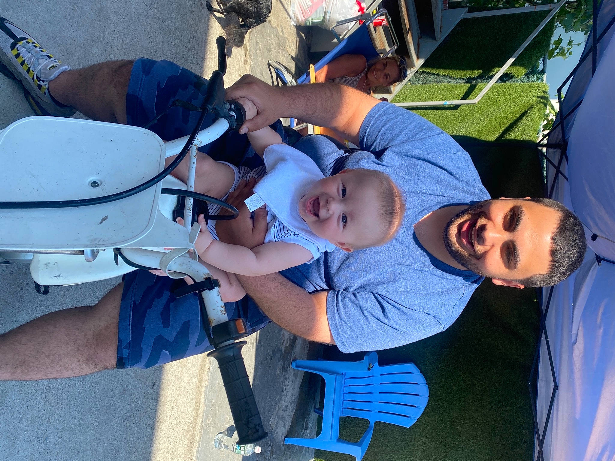 Maison is registered to the contest to win money with this photo: arm, baseball_cap, blue, child, elbow, electric_blue, event, eyewear, fun, gesture, hat, headgear, joy, leisure, person, recreation, shorts, smile, sneakers, t_shirt