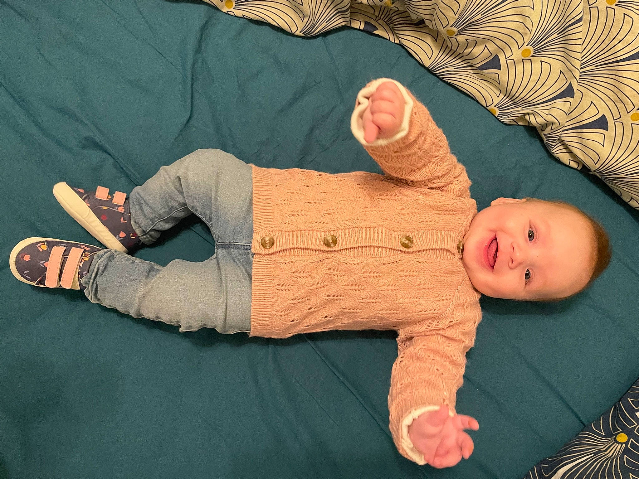 Ellie a rejoint le concours — aidez-le/la à gagner de superbes lots ! baby, baby_sleeping, baby_toddler_clothing, child, comfort, elbow, finger, flooring, gesture, grass, human_leg, knee, mammal, pattern, person, skin, sleeve, toddler, vertebrate, wood