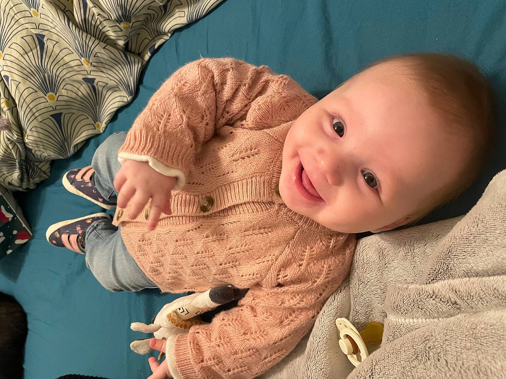 Ellie participe au concours pour gagner de l'argent avec cette photo : arm, baby, baby_toddler_clothing, cheek, chin, comfort, eye, face, gesture, hand, head, human_body, iris, lip, mouth, nose, outerwear, person, skin, sleeve