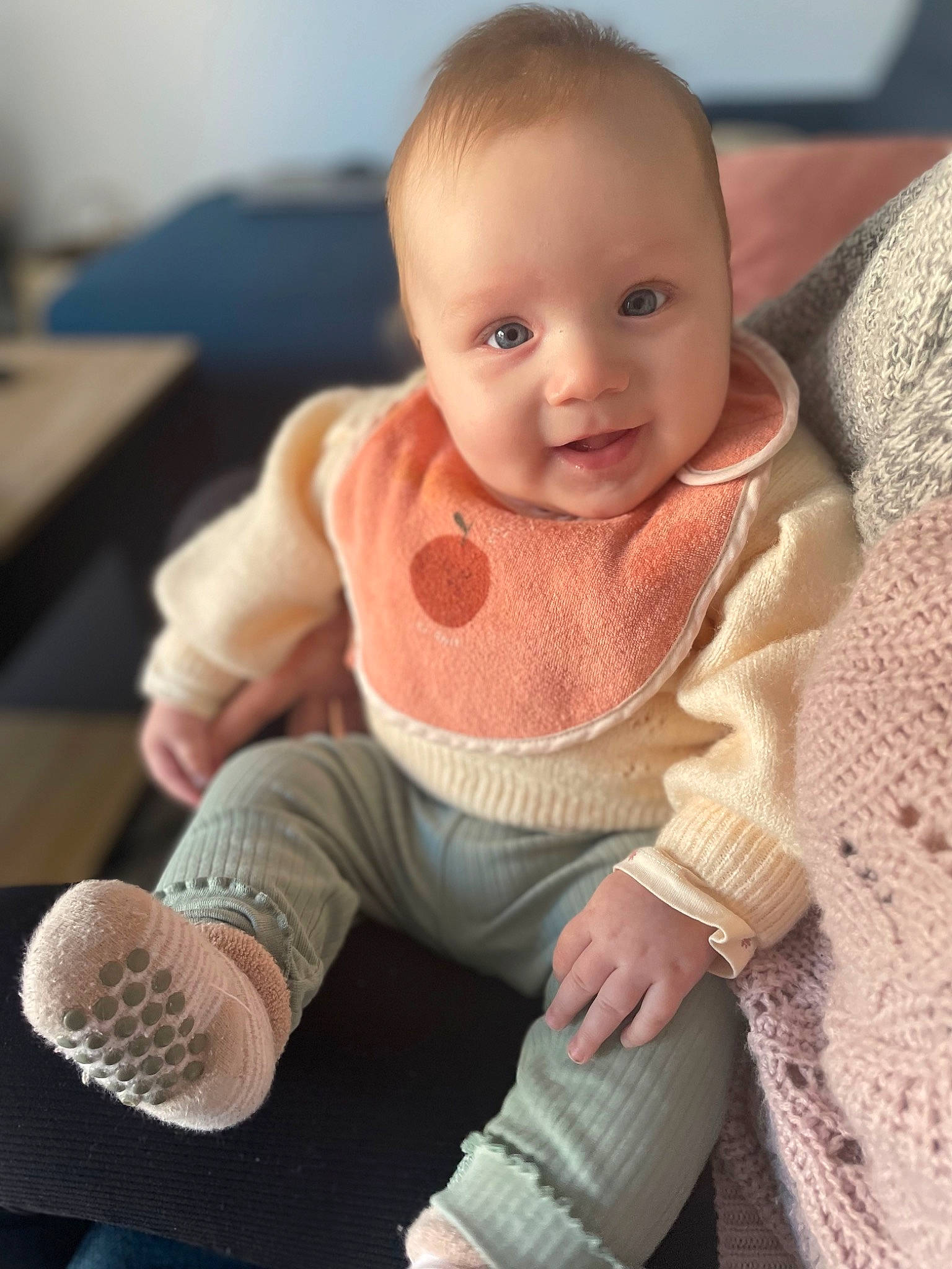 Ellie participe au concours pour gagner de l'argent avec cette photo : baby, baby_toddler_clothing, cheek, comfort, eye, finger, flooring, hand, human_body, human_leg, knee, neck, person, sitting, skin, sleeve, smile, sock, thigh, toddler
