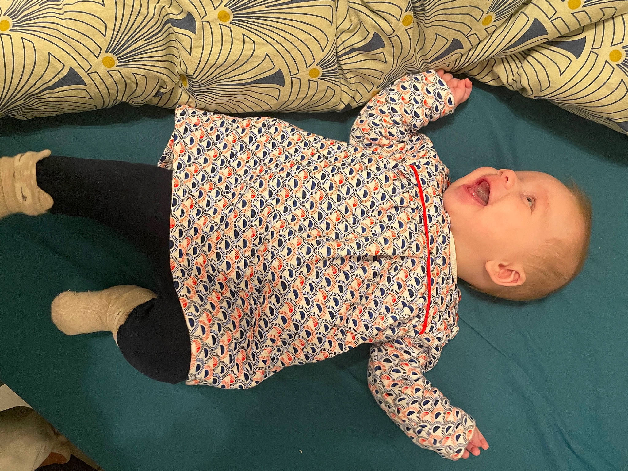 Ellie a rejoint le concours — aidez-le/la à gagner de superbes lots ! baby, baby_products, baby_sleeping, baby_toddler_clothing, bedding, child, comfort, flooring, headgear, linens, pattern, person, room, sleeve, sock, textile, toddler, wood, wool, woolen