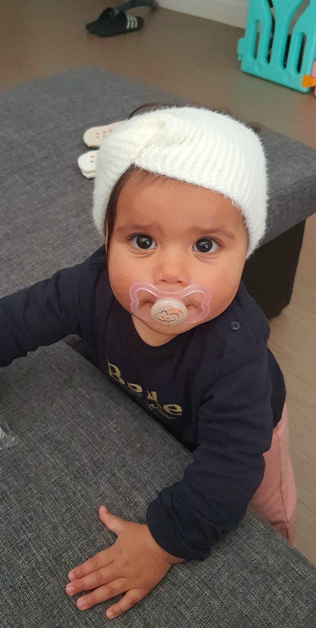 Louna participe au concours pour gagner de l'argent avec cette photo : baby, baby_toddler_clothing, beanie, cap, cheek, child, chin, comfort, costume_hat, fashion_accessory, fun, hat, headwear, knit_cap, lip, nose, person, sitting, skin, sleeve