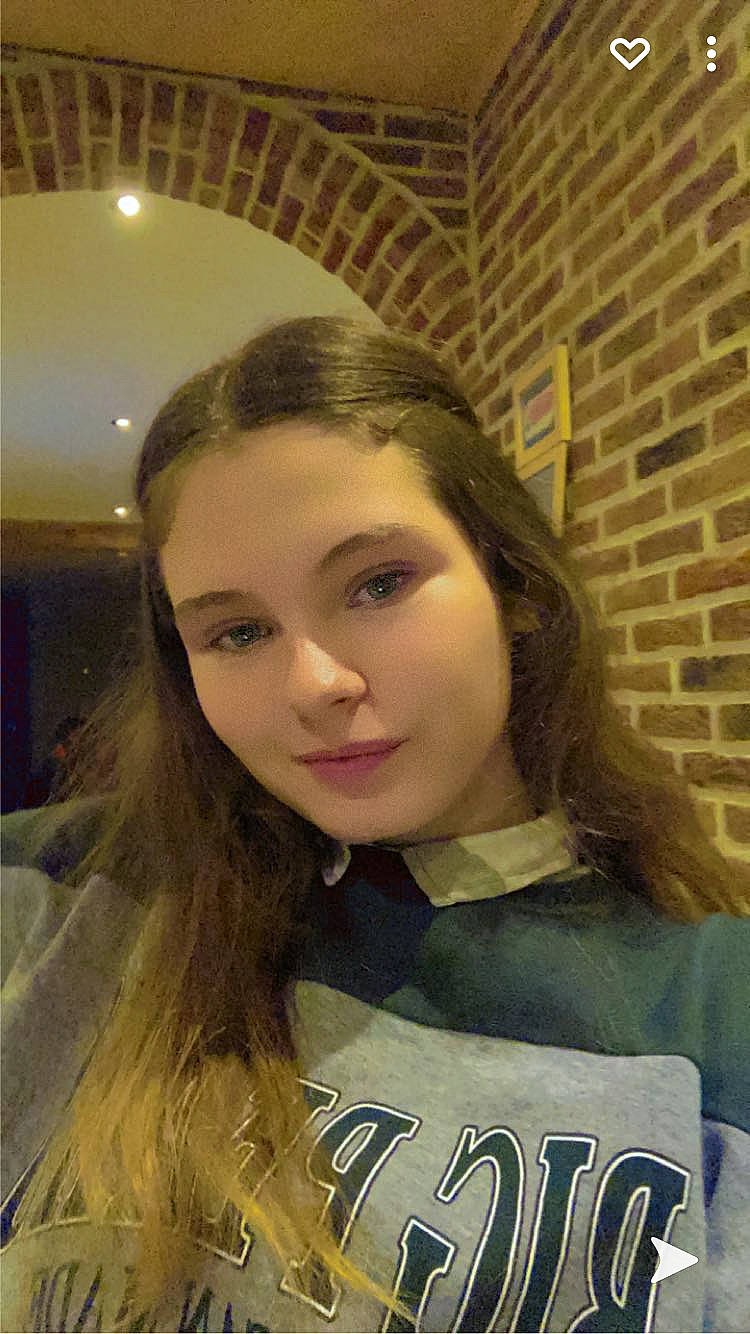 Maëlly participe au concours pour gagner de l'argent avec cette photo : beauty, cheek, chin, cool, eyebrow, eyelash, flash_photography, forehead, fun, hairstyle, iris, jaw, layered_hair, lip, long_hair, nose, person, shoulder, skin, sleeve