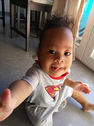 Fabiano participe au concours pour gagner de l'argent avec cette photo : baby, cheek, child, chin, face, facial_expression, finger, forehead, fun, hand, head, leg, lip, mouth, neck, nose, person, skin, smile, standing