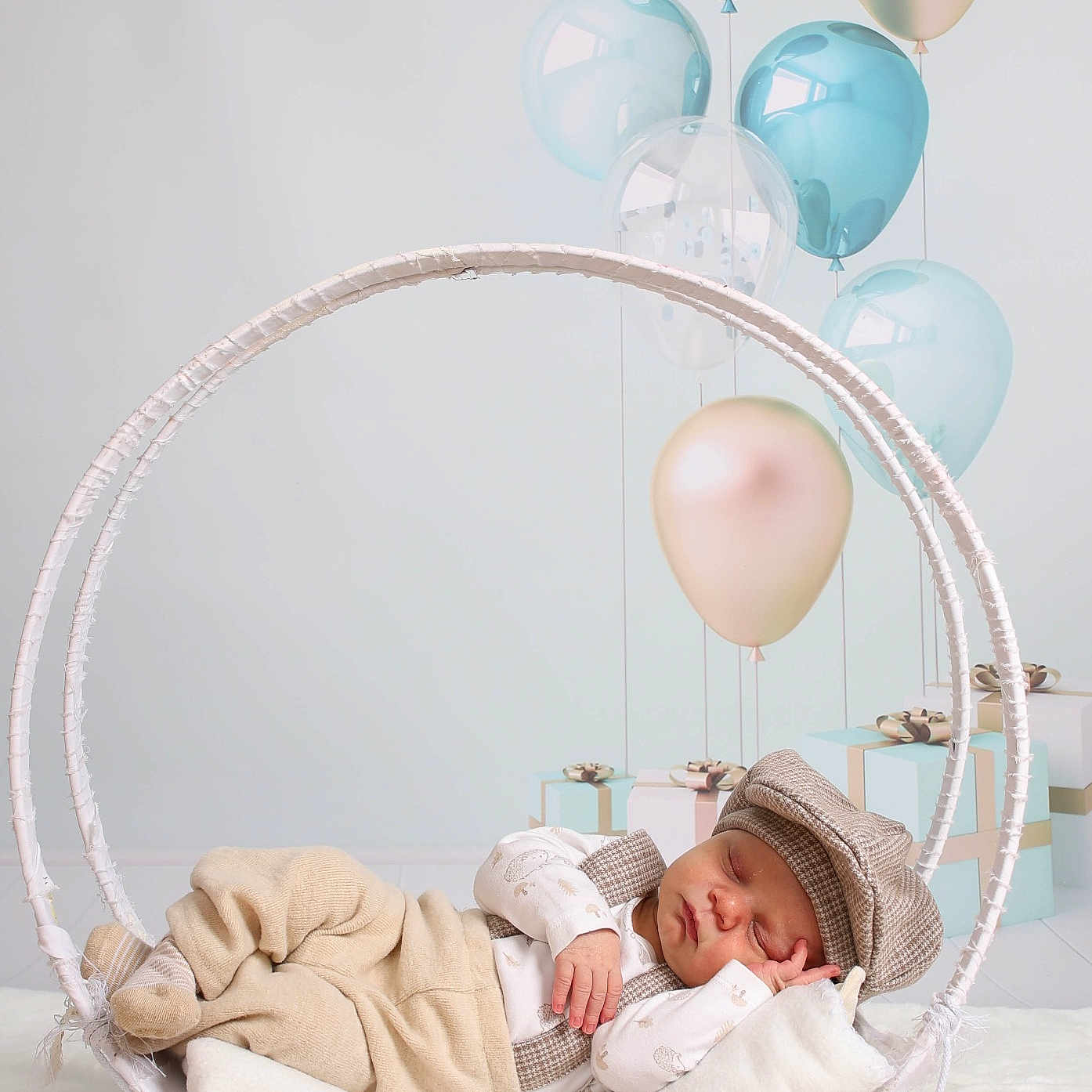 Owen participe au concours pour gagner de l'argent avec cette photo : baby, sleeping, cap, beige_clothing, white_clothing, wicker_cradle, balloons, gift_boxes, pastel_colors, soft_fabric, newborn, cozy, cute, portrait, indoor, decor, peaceful, resting, hat, infant