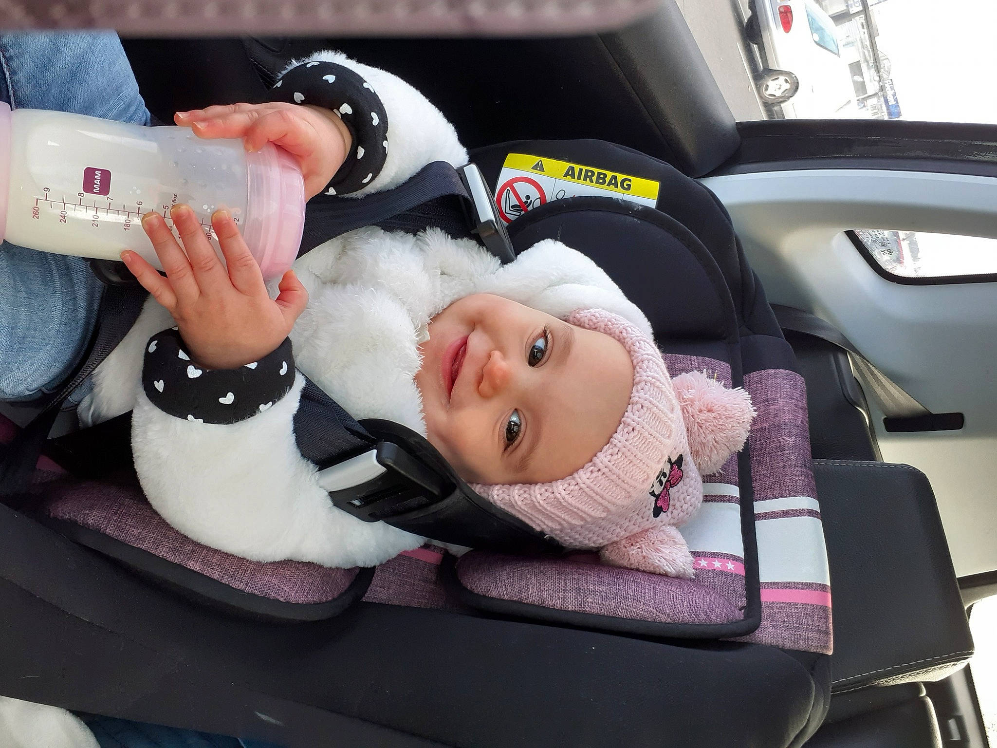 Margaux a rejoint le concours — aidez-le/la à gagner de superbes lots ! auto_part, automotive_exterior, baby, baby_carriage, baby_products, baby_toddler_clothing, car, car_seat, child, comfort, family_car, headwear, joy, lap, motor_vehicle, person, personal_luxury_car, smile, toddler, trunk