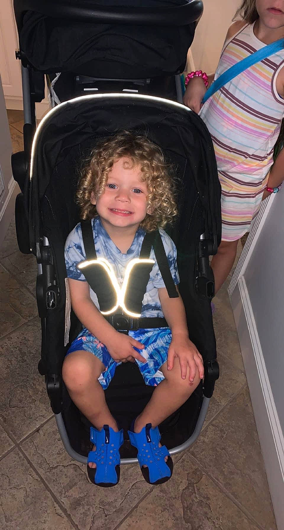 Linkoln is registered to the contest to win money with this photo: auto_part, baby_products, baby_toddler_clothing, black, car_seat, chair, child, comfort, electric_blue, event, fun, human_leg, joy, knee, lap, leg, person, plant, sitting, smile