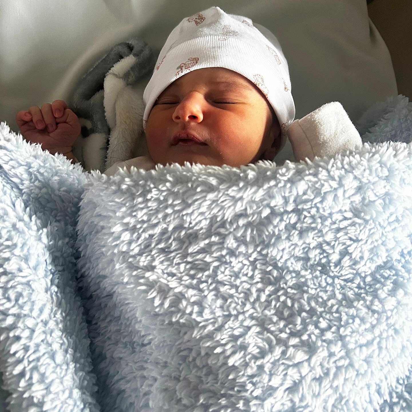 Jade a rejoint le concours — aidez-le/la à gagner de superbes lots ! baby, bed, blanket, child, closeup, cozy, cute, fabric, face, hat, indoor, infant, newborn, peaceful, portrait, resting, sleeping, soft, warm, wrapped