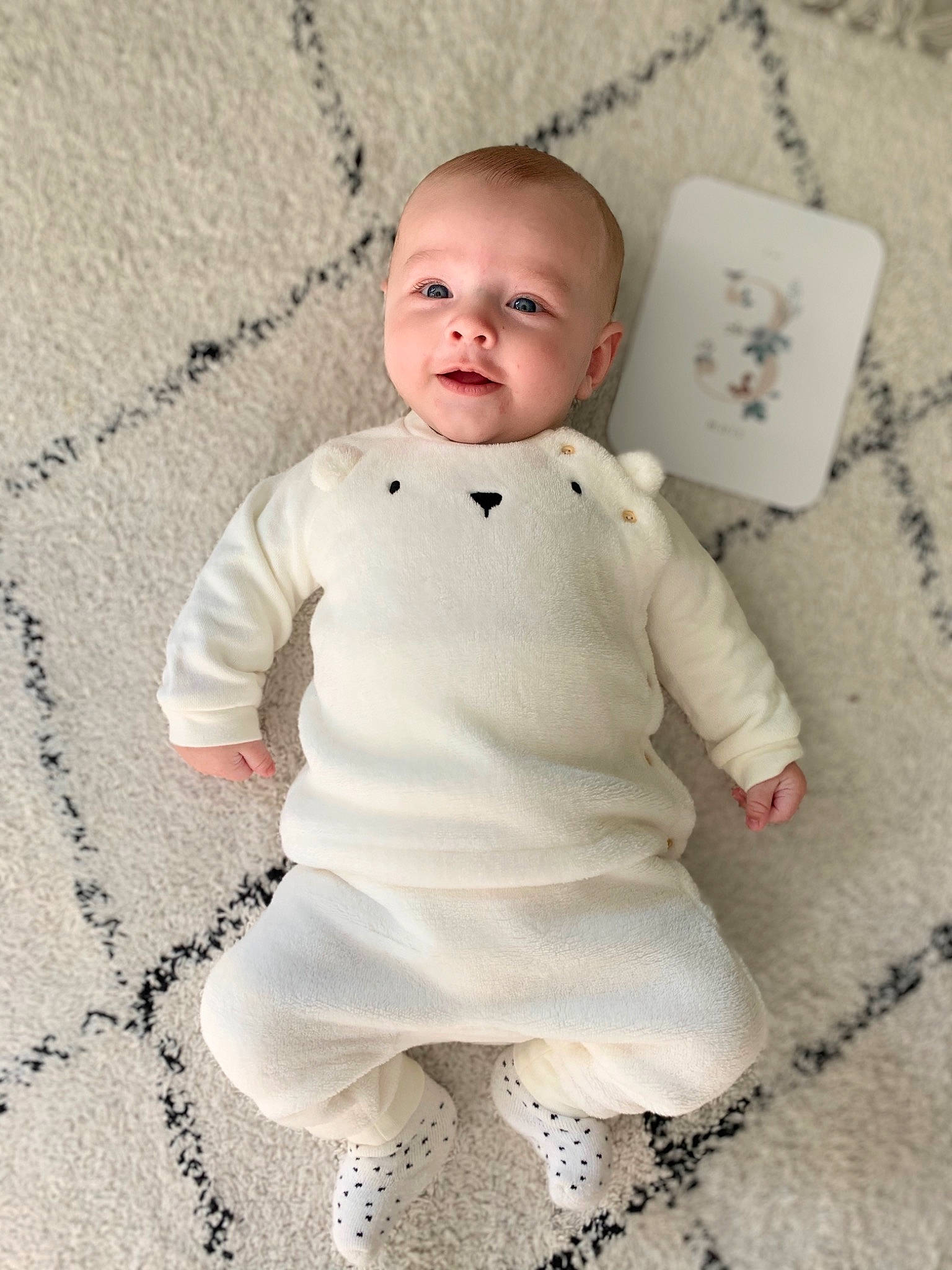 Milo participe au concours pour gagner de l'argent avec cette photo : baby, baby_toddler_clothing, brick, child, clothing, concrete, dress, eye, face, flooring, happy, linens, long_sleeved_t_shirt, neck, pattern, person, room, sleeve, smile, t_shirt