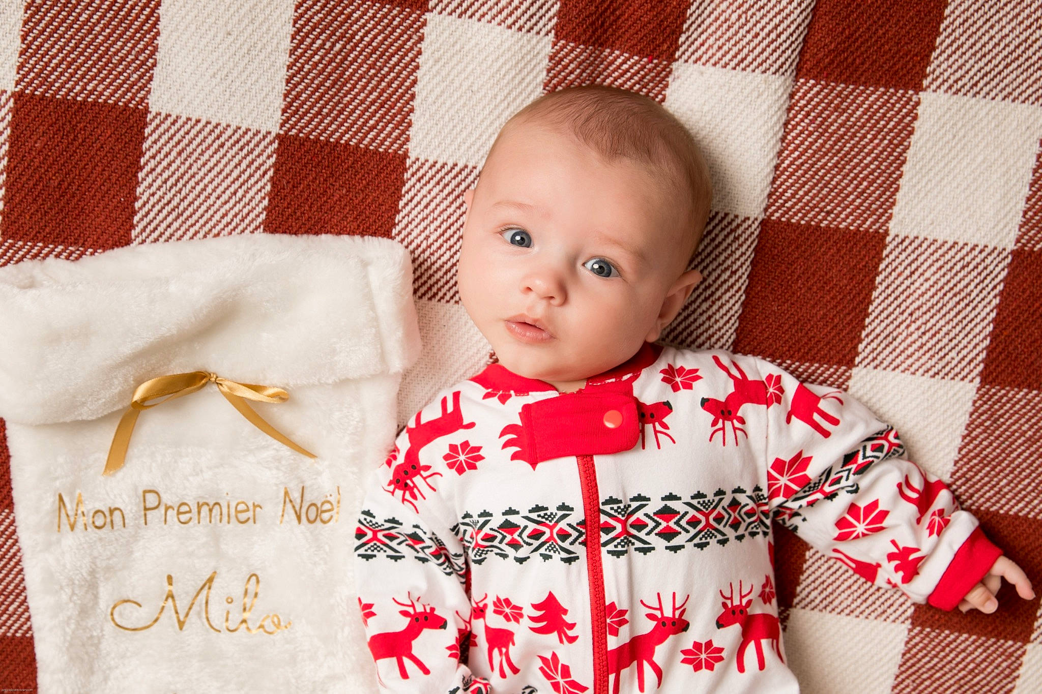 Milo a rejoint le concours — aidez-le/la à gagner de superbes lots ! baby, baby_toddler_clothing, child, collar, face, happy, linens, orange, outerwear, pattern, person, plaid, rectangle, red, skin, sleeve, smile, t_shirt, tartan, textile