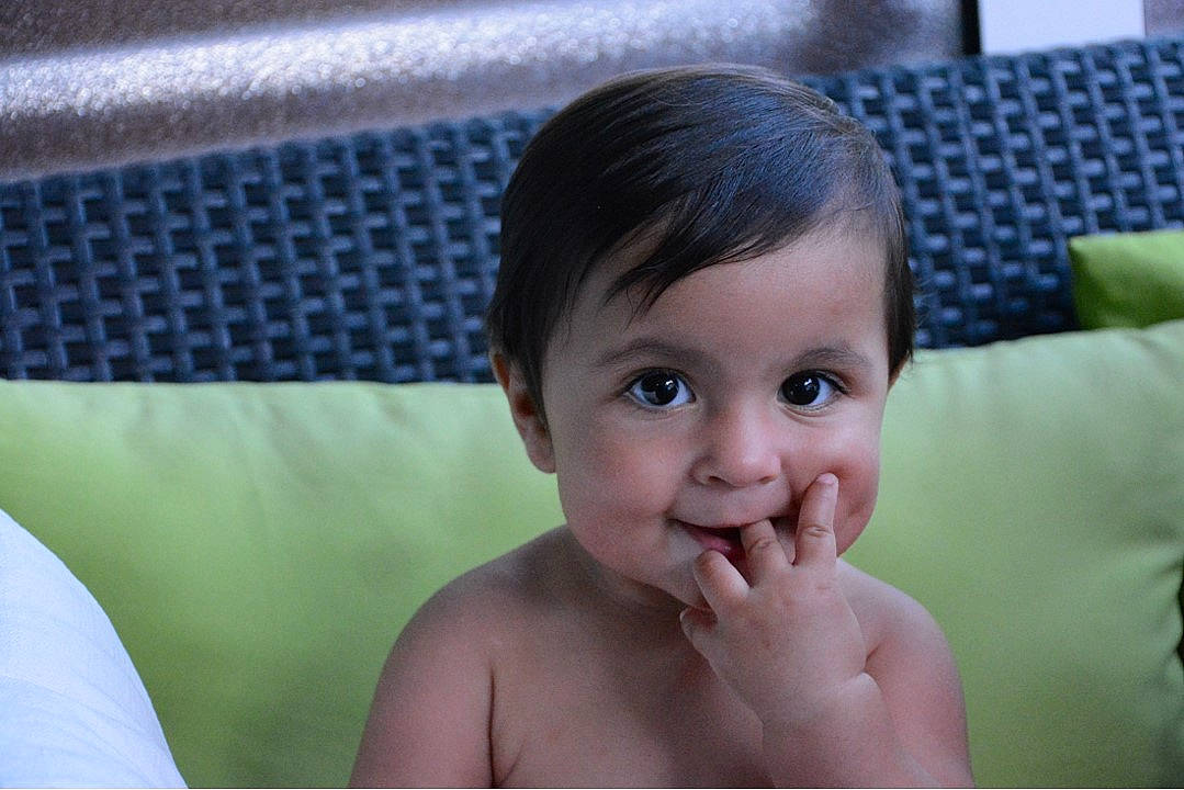 Ella participe au concours pour gagner de l'argent avec cette photo : baby, beauty, cheek, child, chin, eye, face, facial_expression, finger, forehead, fun, head, iris, lip, mouth, nose, person, skin, smile, toddler