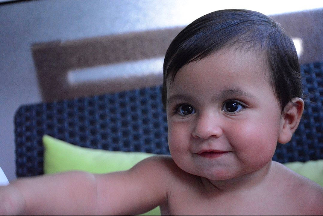 Ella a rejoint le concours — aidez-le/la à gagner de superbes lots ! baby, black_hair, cheek, child, ear, eye, eyebrow, face, forehead, head, iris, mouth, nose, person, skin, smile, toddler, vacation