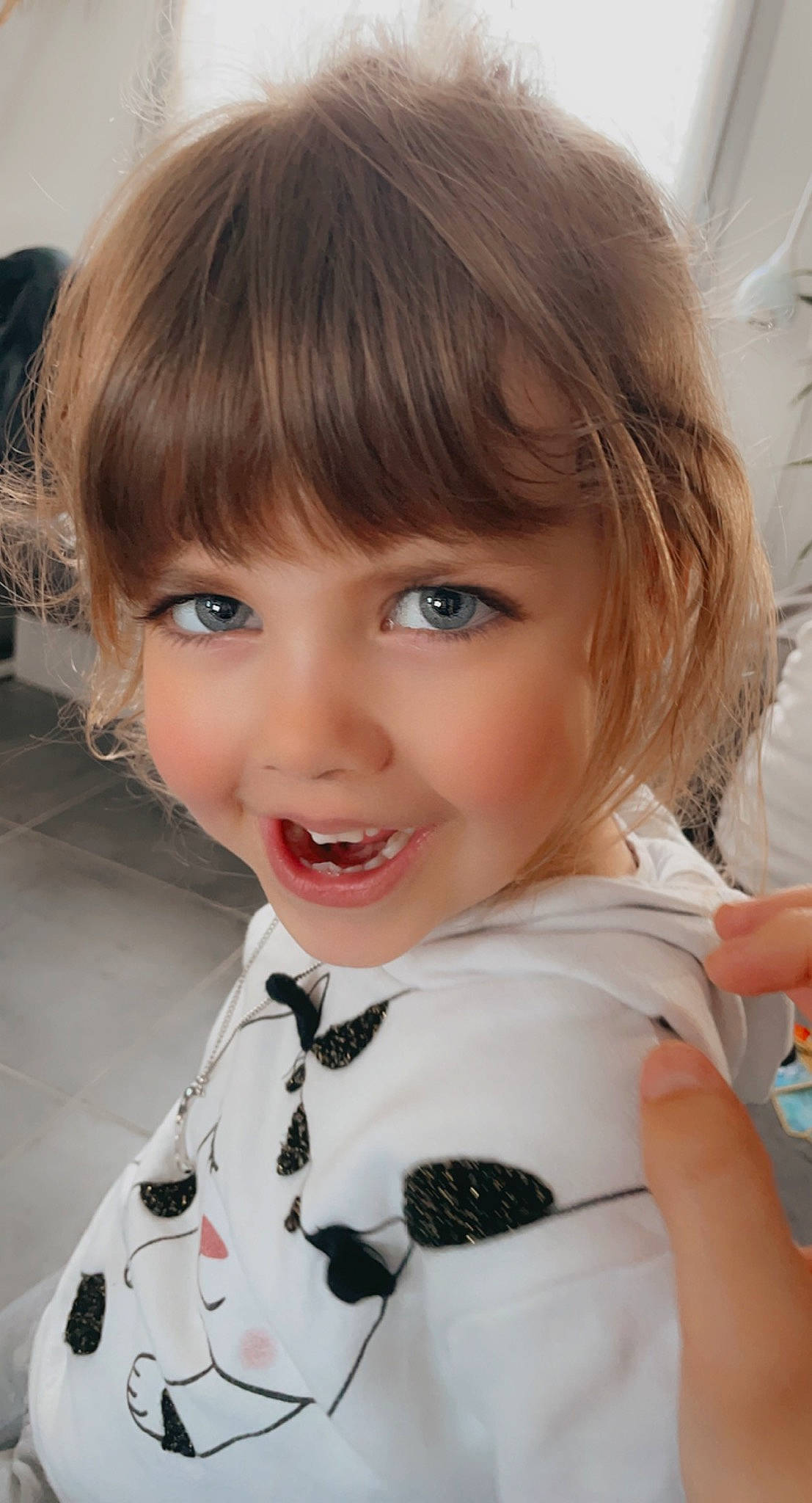 Léna participe au concours pour gagner de l'argent avec cette photo : bangs, cheek, child, chin, cool, eyelash, facial_expression, happy, human, iris, joy, layered_hair, lip, mammal, nose, organ, people, person, skin, sleeve