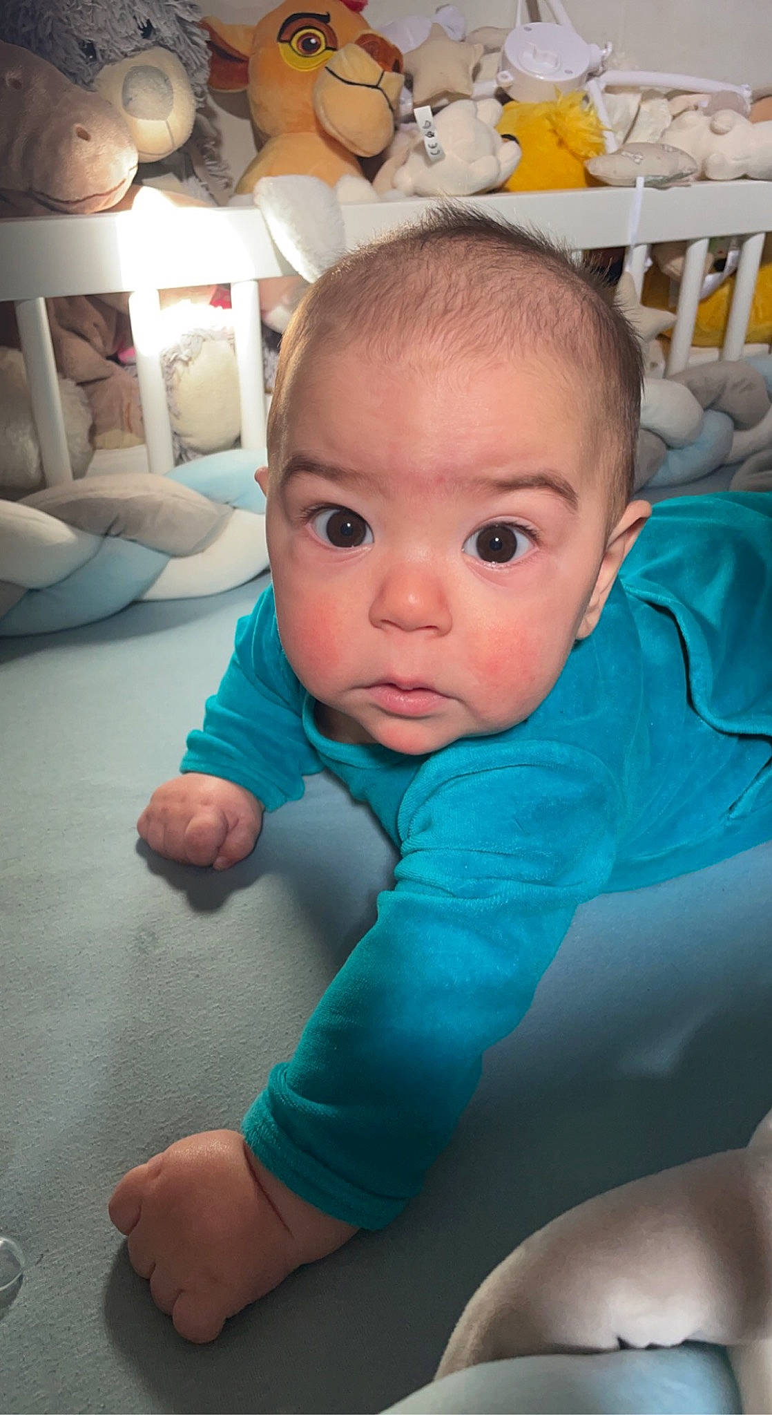 Téo participe au concours pour gagner de l'argent avec cette photo : baby, cheek, chin, comfort, eye, eyebrow, eyelash, face, facial_expression, gesture, hair, head, human_body, iris, mouth, neck, nose, person, skin, sleeve