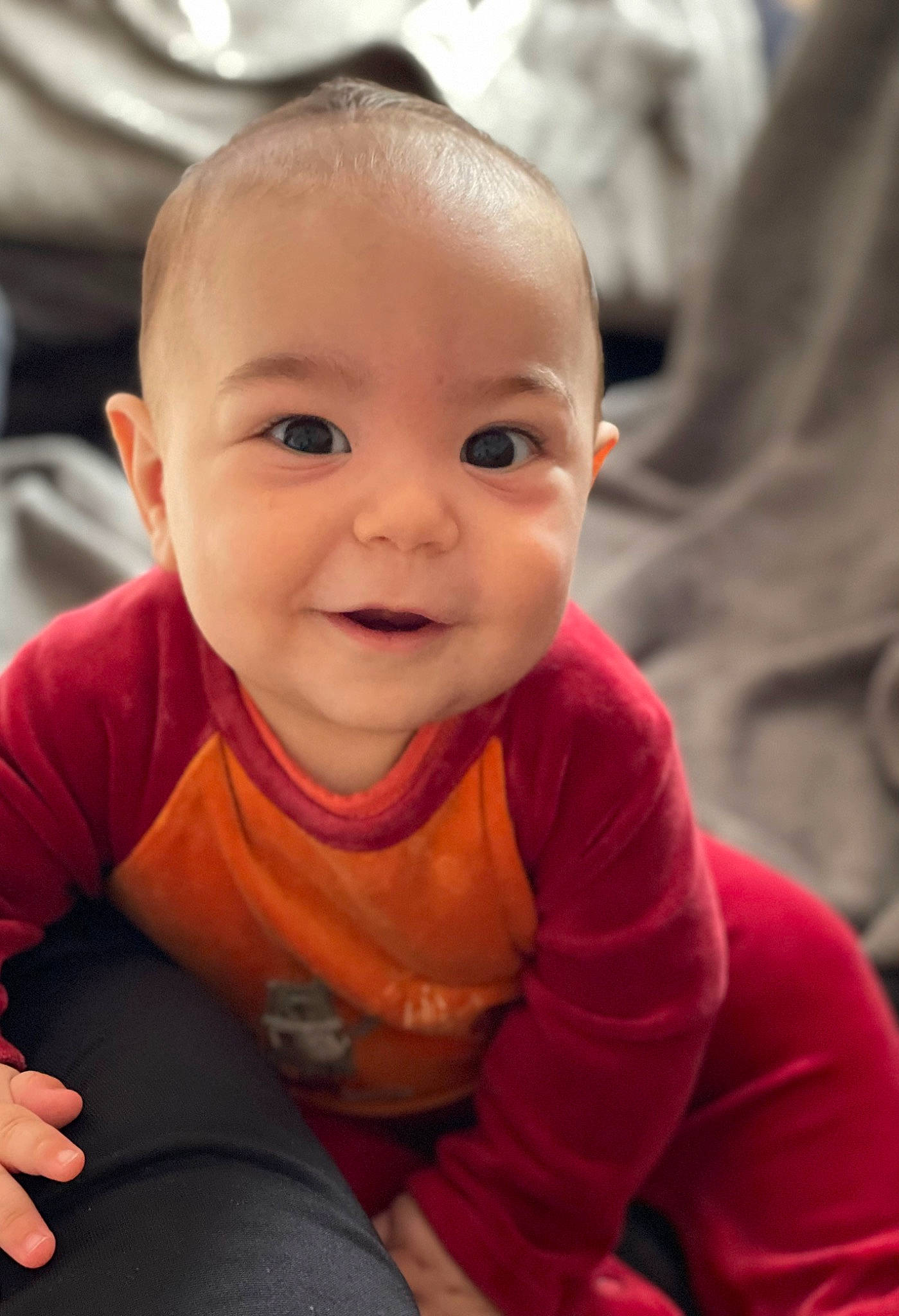 Téo a rejoint le concours — aidez-le/la à gagner de superbes lots ! baby, baby_toddler_clothing, cheek, chin, comfort, eye, eyebrow, face, happy, head, human, iris, lip, mammal, mouth, nose, person, skin, sleeve, smile