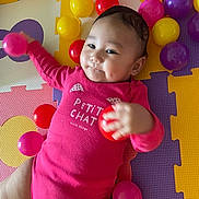 Mataura a rejoint le concours — aidez-le/la à gagner de superbes lots ! baby, infant, child, onesie, pink_clothing, colorful_balls, foam_mat, playtime, dimples, smile, cute, indoors, playmat, toddler, happy, toy, bright_colors, hand, face, lying_down