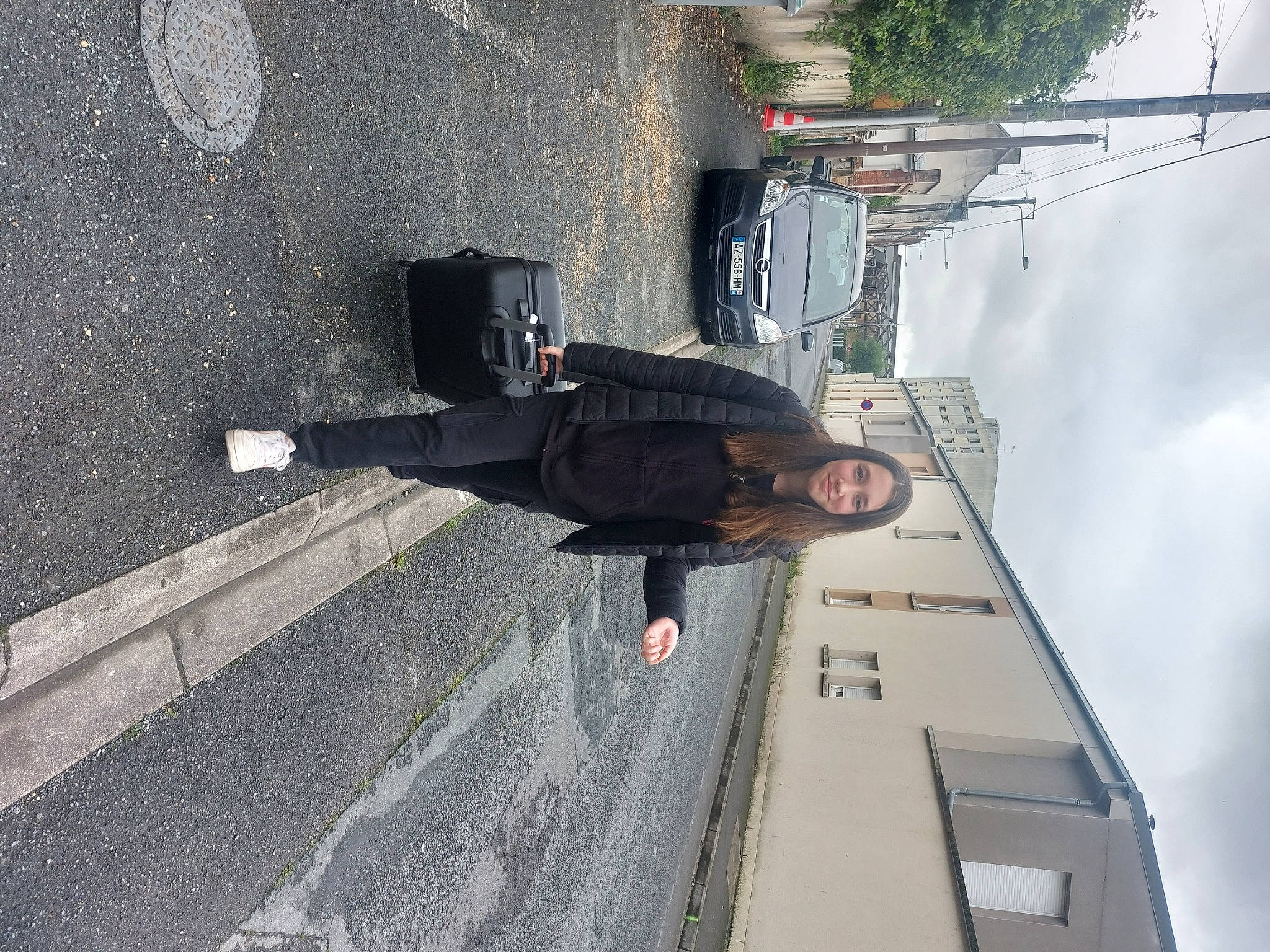 Alexia participe au concours pour gagner de l'argent avec cette photo : asphalt, auto_part, automotive_exterior, automotive_tire, automotive_window_part, car, cloud, composite_material, concrete, electricity, joy, pedestrian, person, public_utility, road, road_surface, shadow, sky, smile, tree