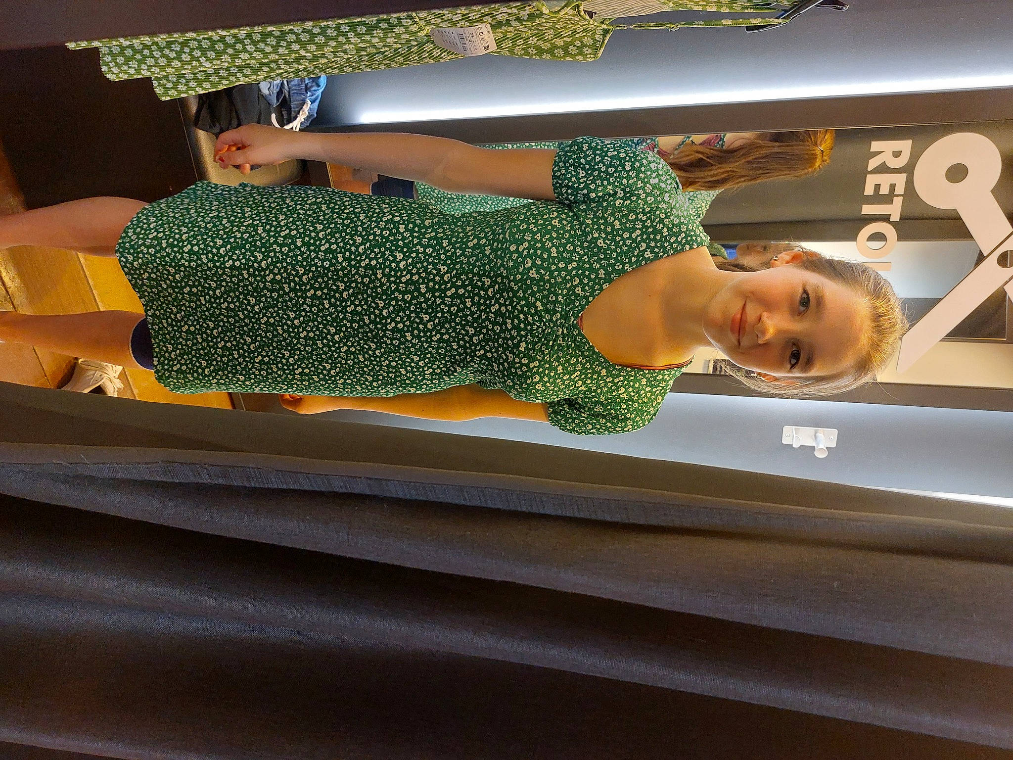 Alexia participe au concours pour gagner de l'argent avec cette photo : comfort, fashion_design, fun, human_leg, joy, leisure, metal, pattern, person, rectangle, room, thigh, waist, wood